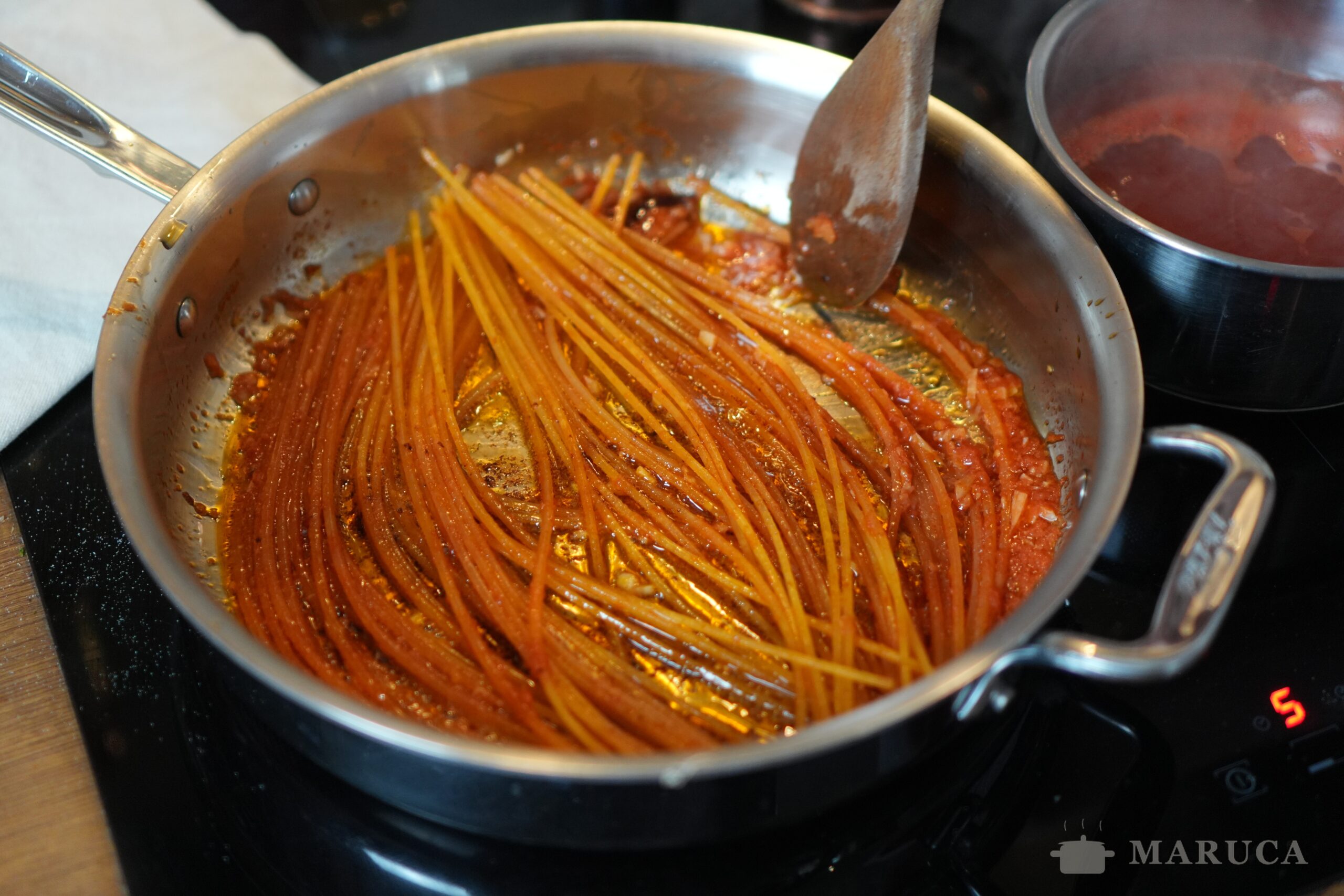 Pasta risottando en la padella