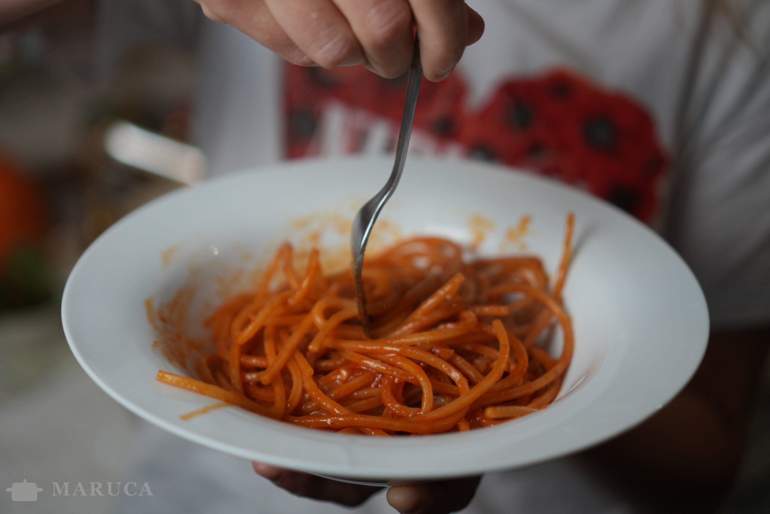 Probando la pasta all'Assassina