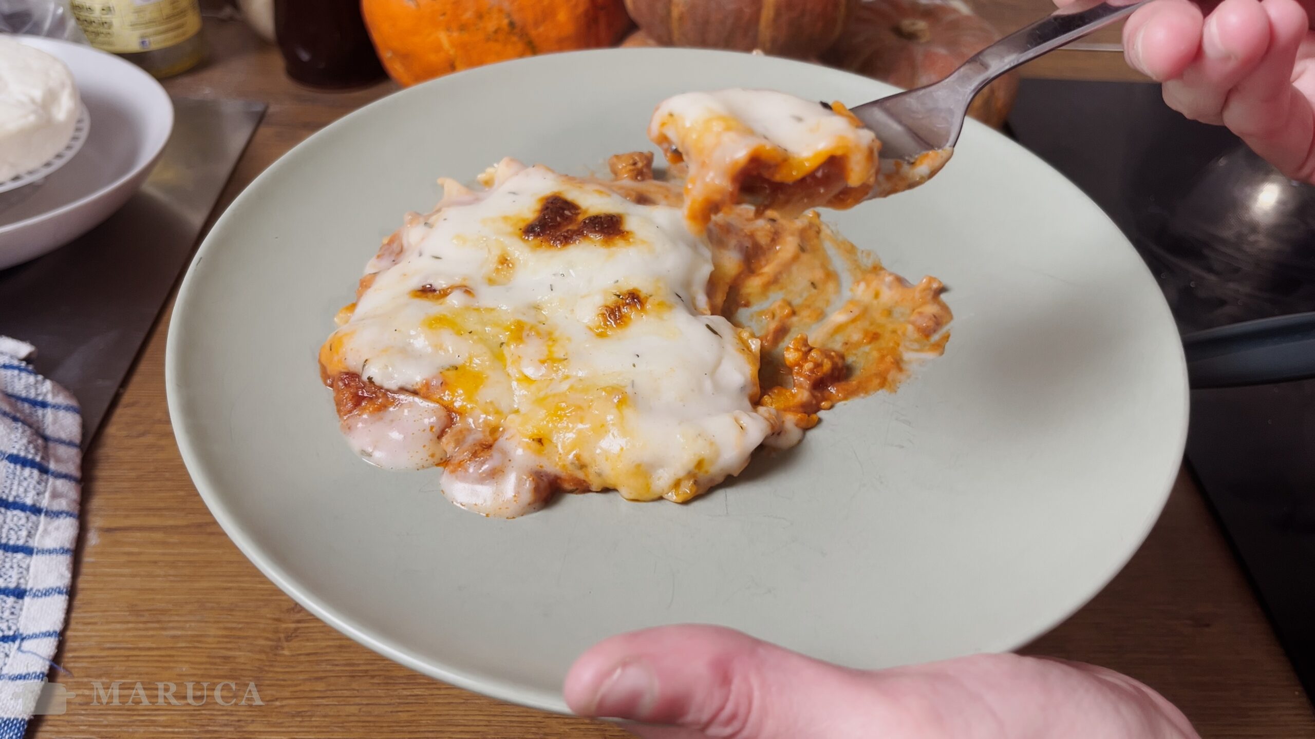 Sirviendo y probando la lasagna con salsa blanca de suero