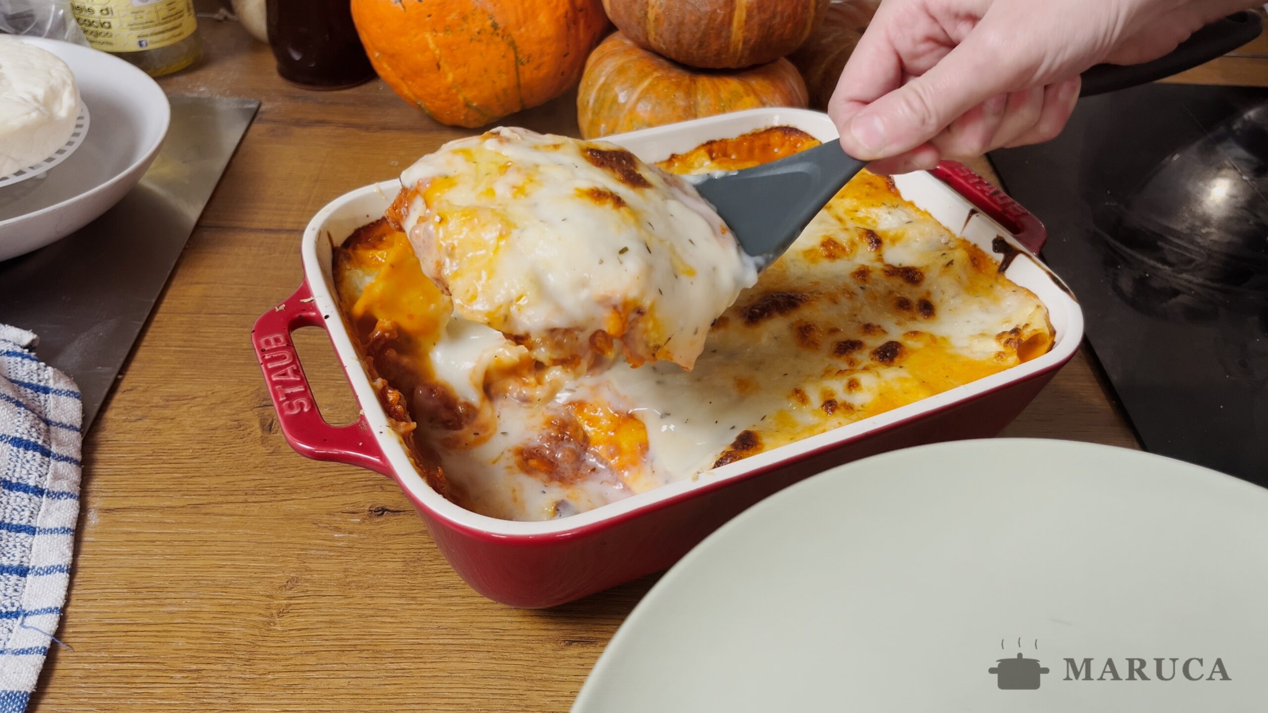 Sirviendo y probando la lasagna con salsa blanca de suero