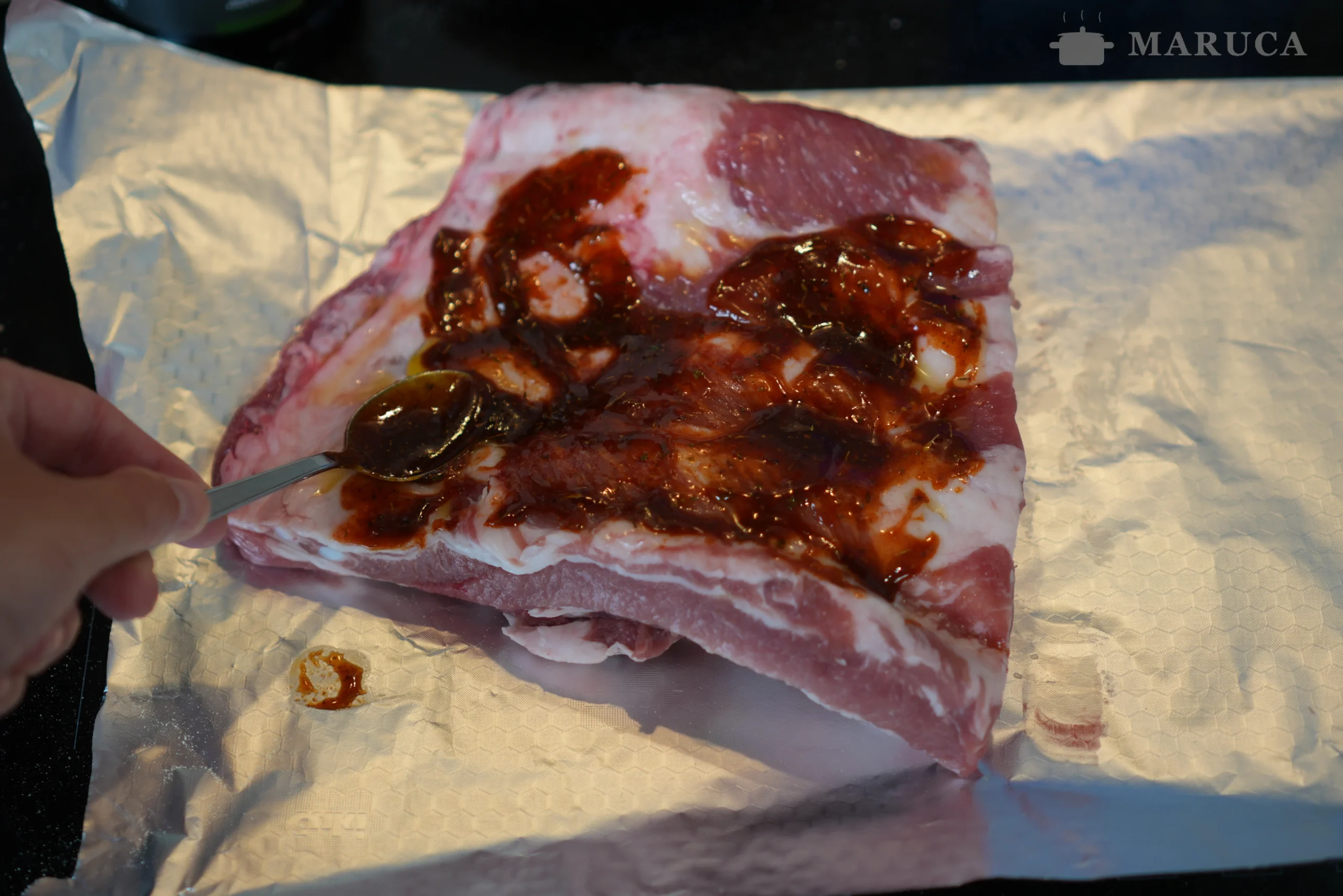 preparando costillas de cerdo con especias