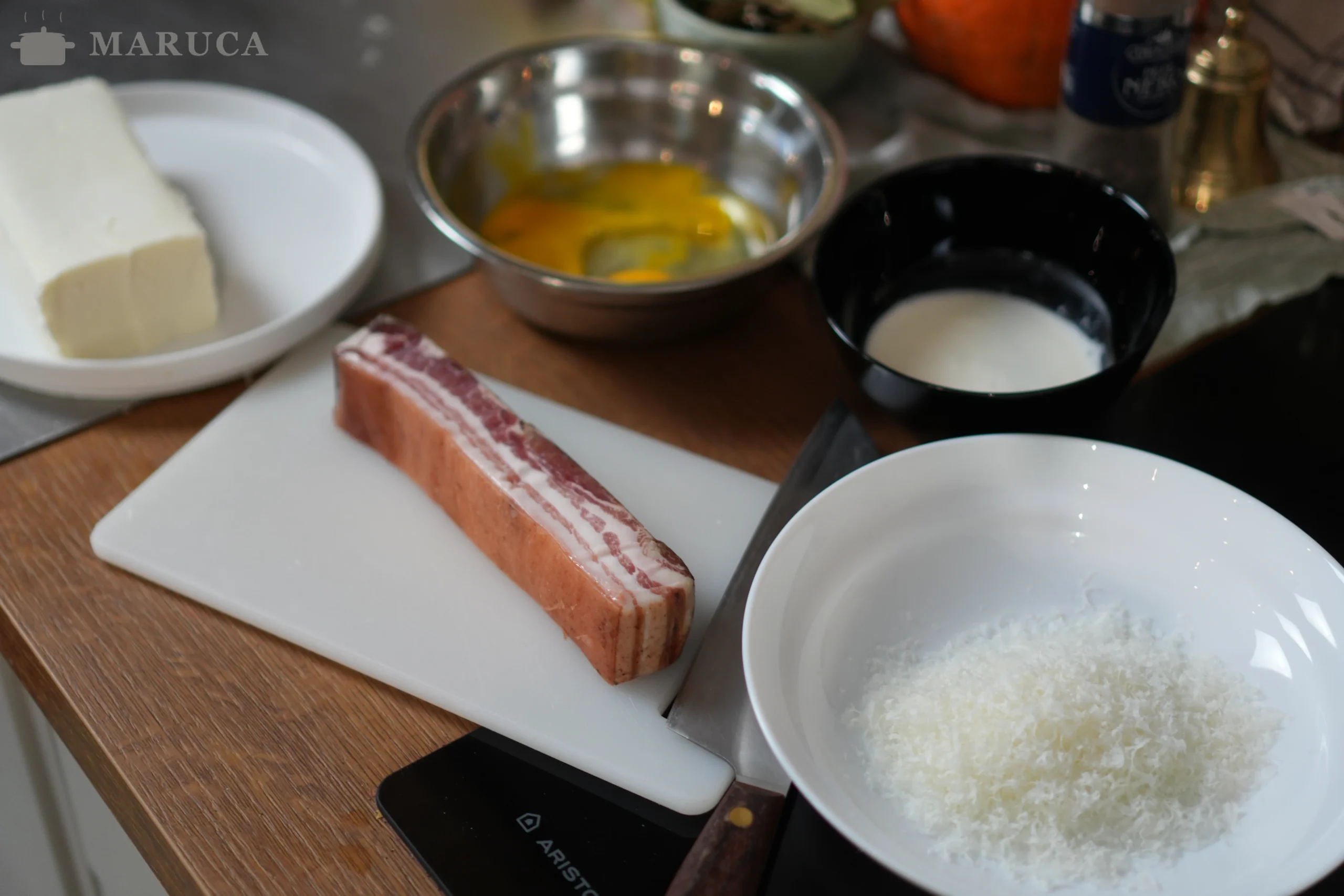 Ingredientes: panceta, huevos, parmigiano, mozzarella y crema