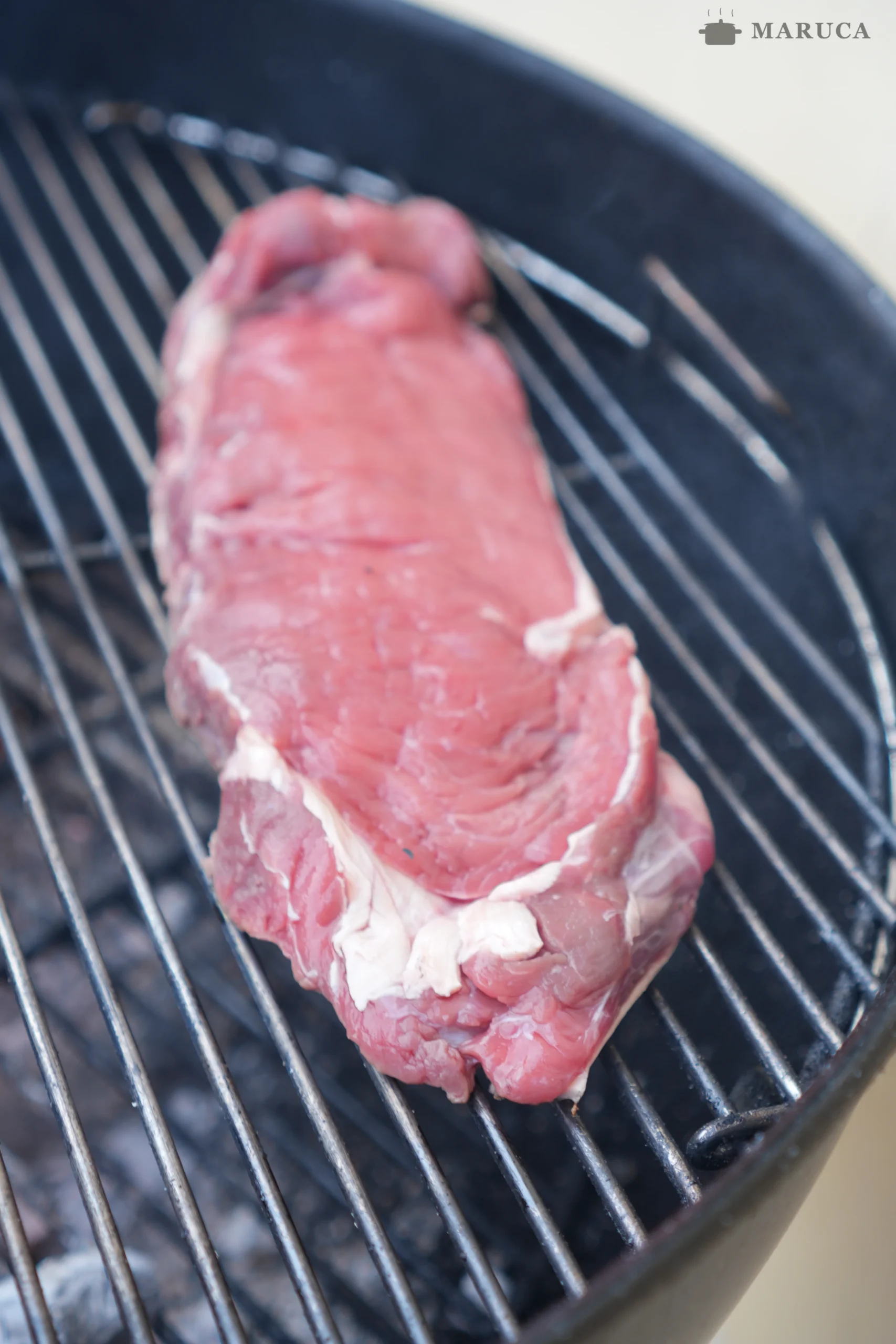 parrilla encendida con brasas preparadas para el asado