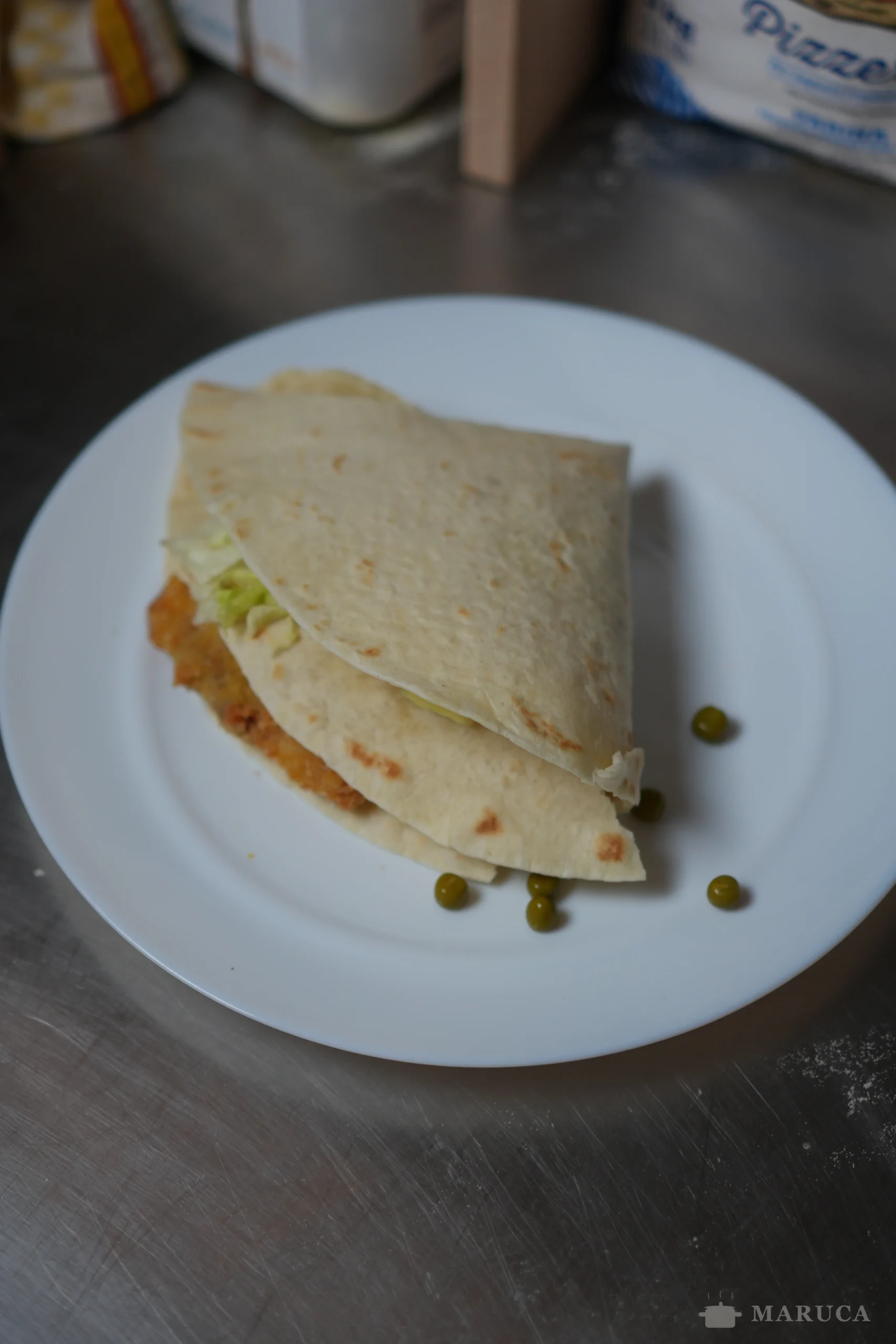 armando el wrap con los cuatro ingredientes antes de cerrarlo