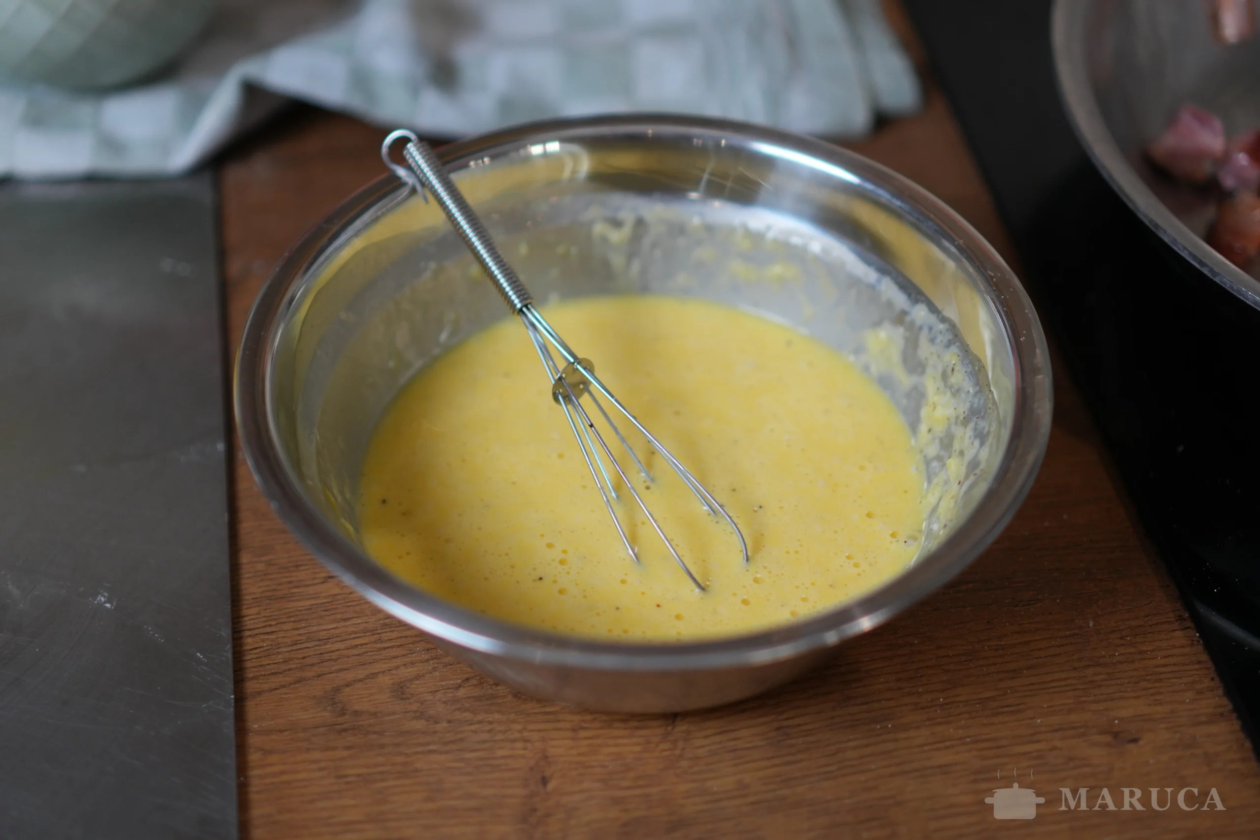 Batiendo los huevos con crema y parmigiano