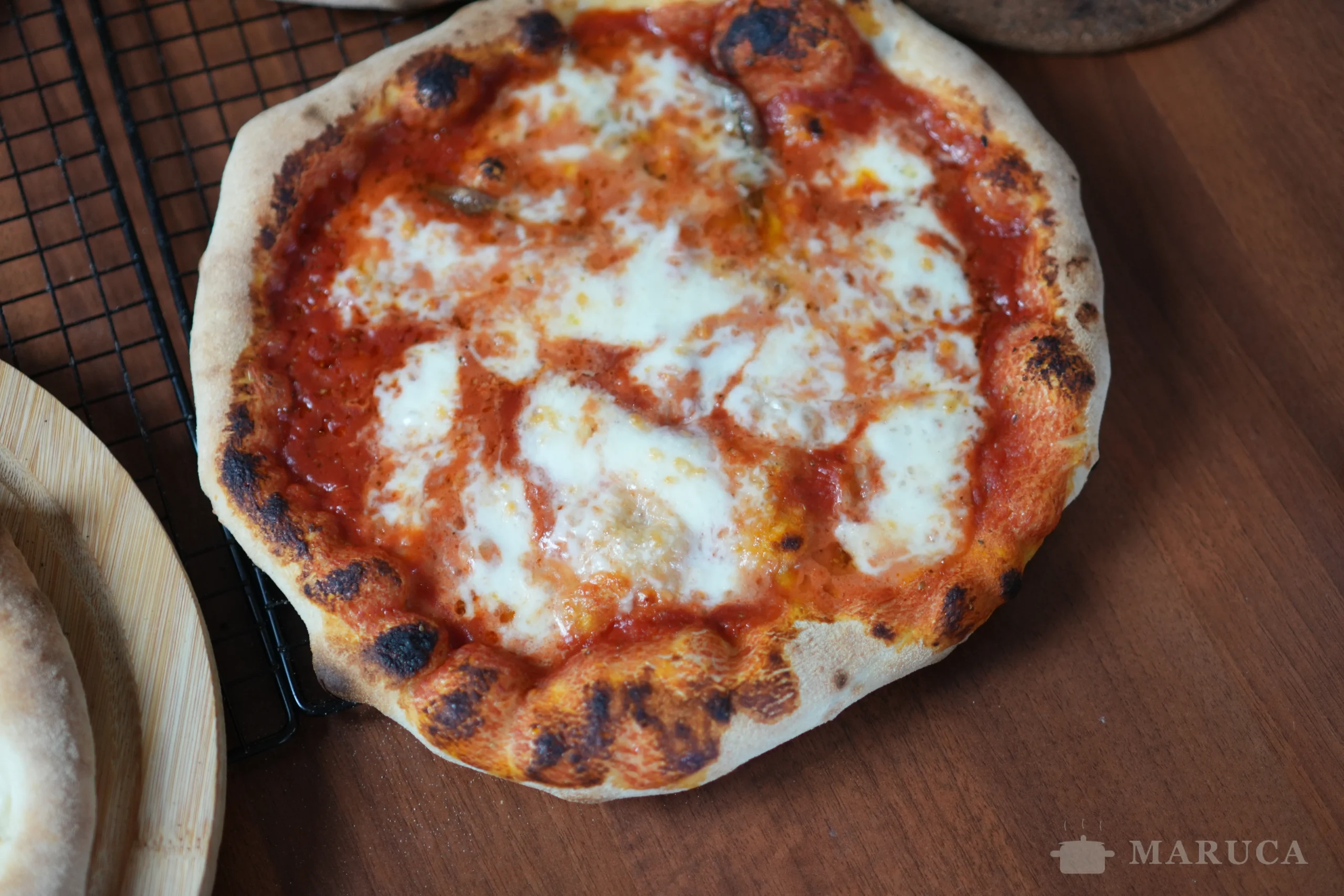 pizza bianca con mozzarella dorada