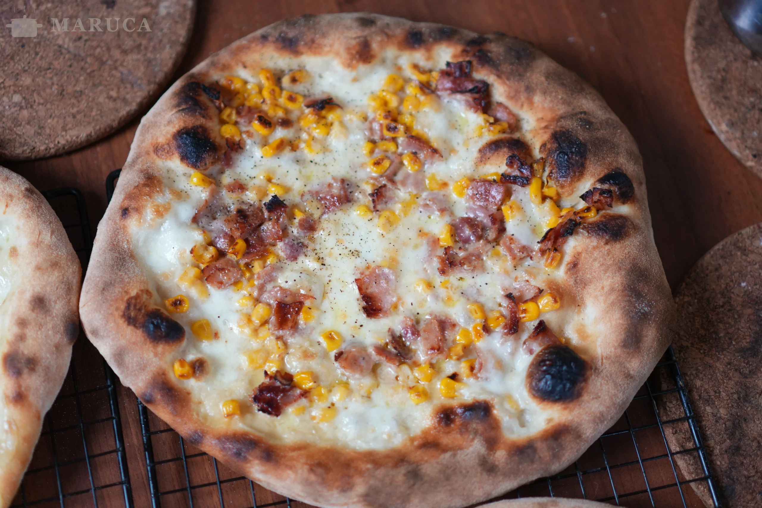 pizza bianca terminada con aceite de oliva