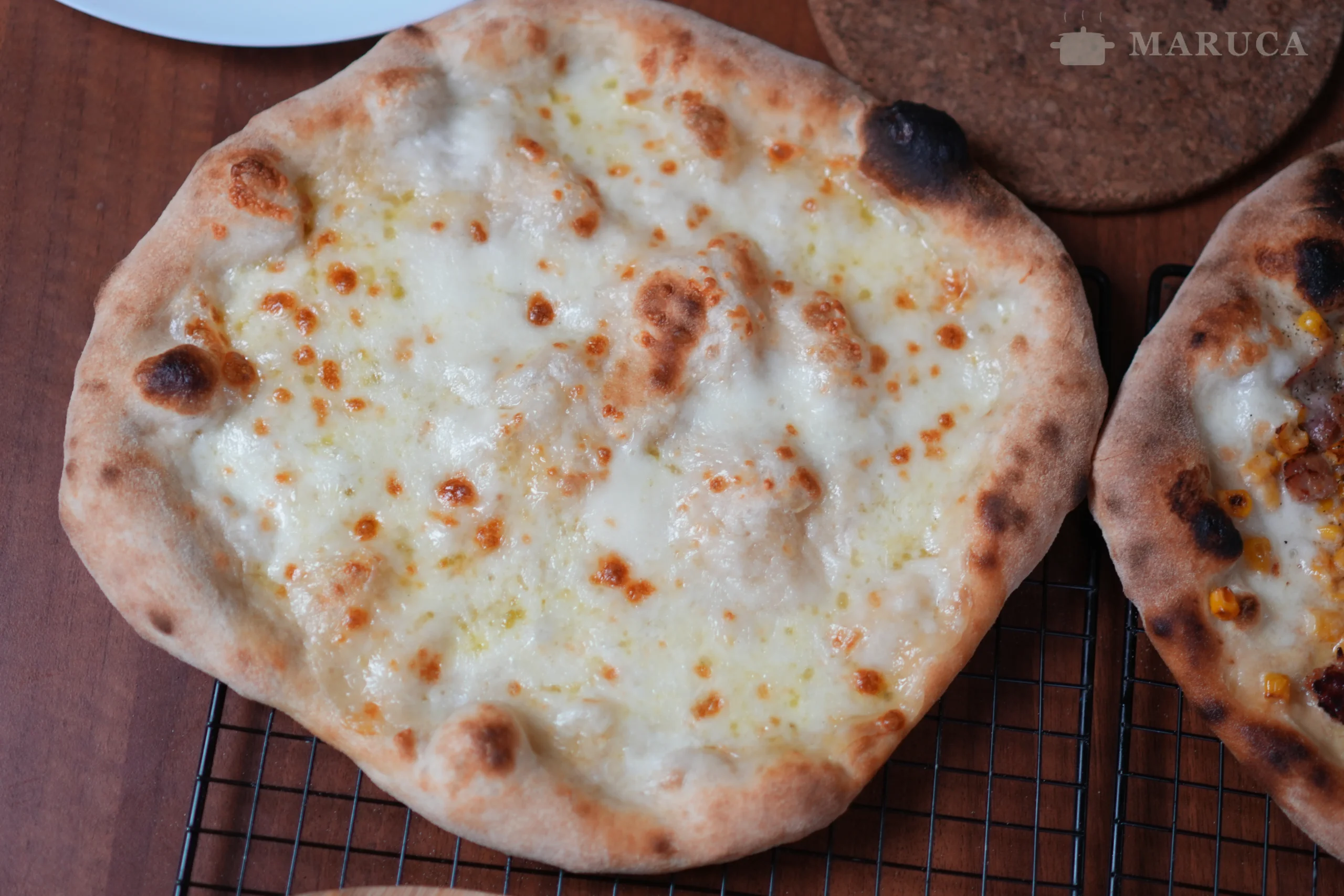 variedad de pizzas caseras en la bandeja
