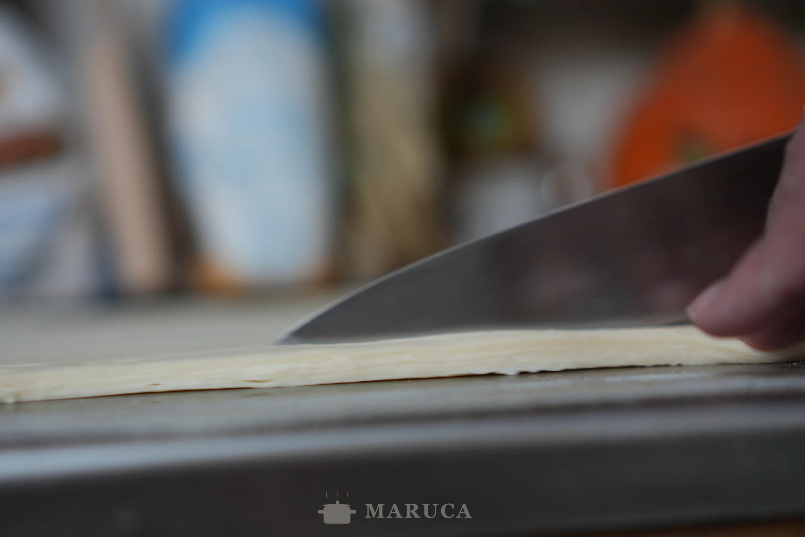 cortando tiras largas y parejas con el cuchillo