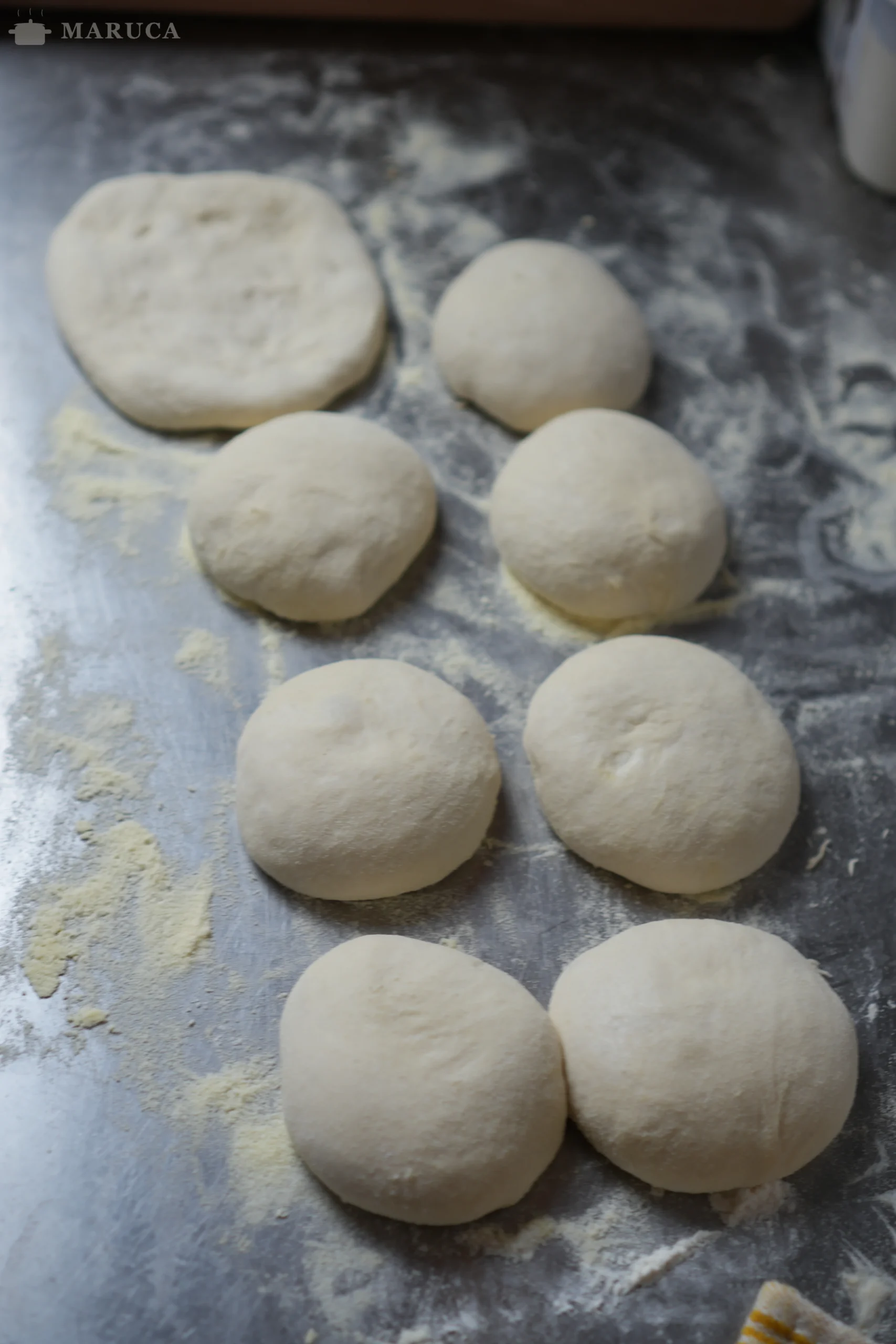 bollitos de masa de pizza listos para hornear
