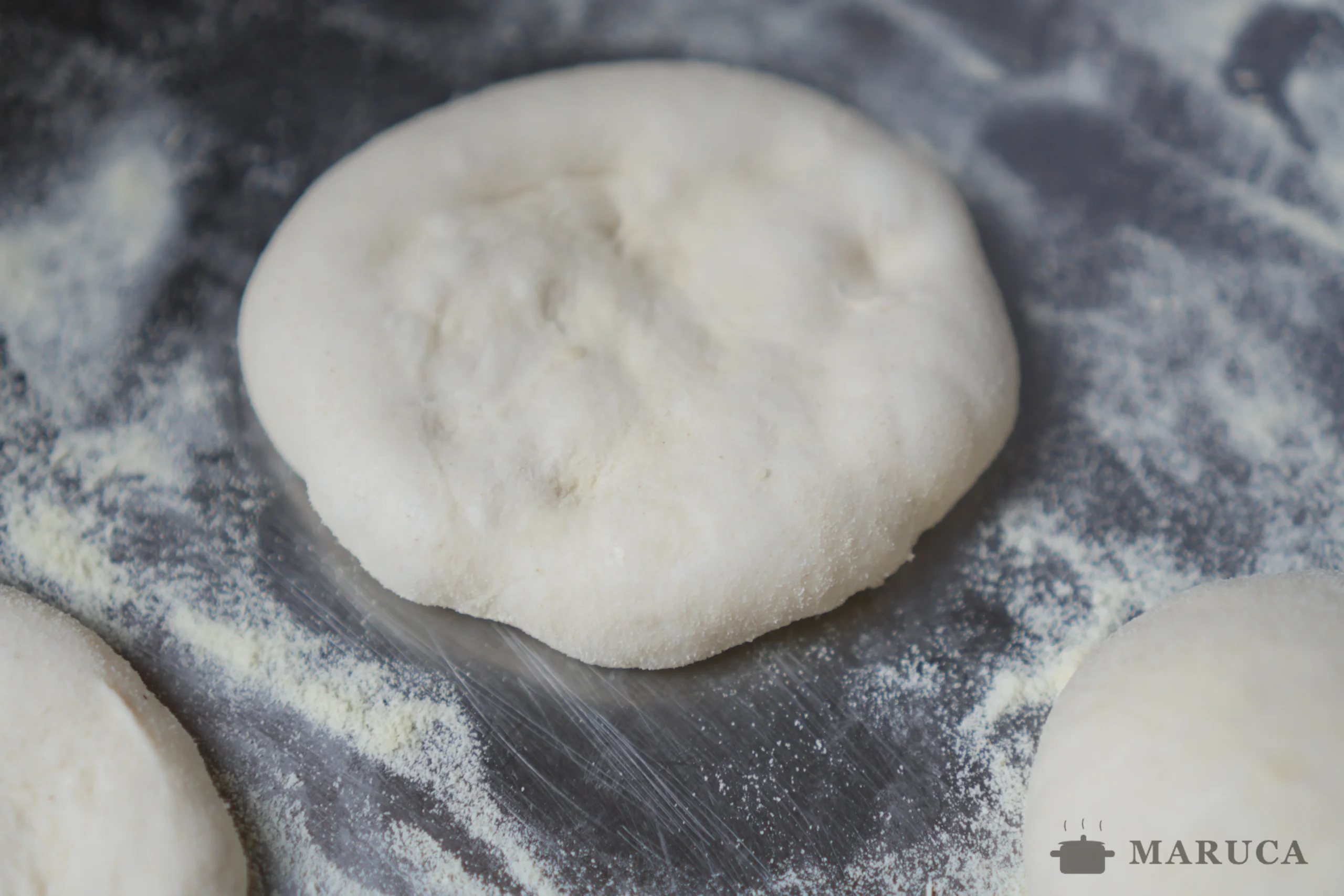 panes de pizza inflándose en el horno