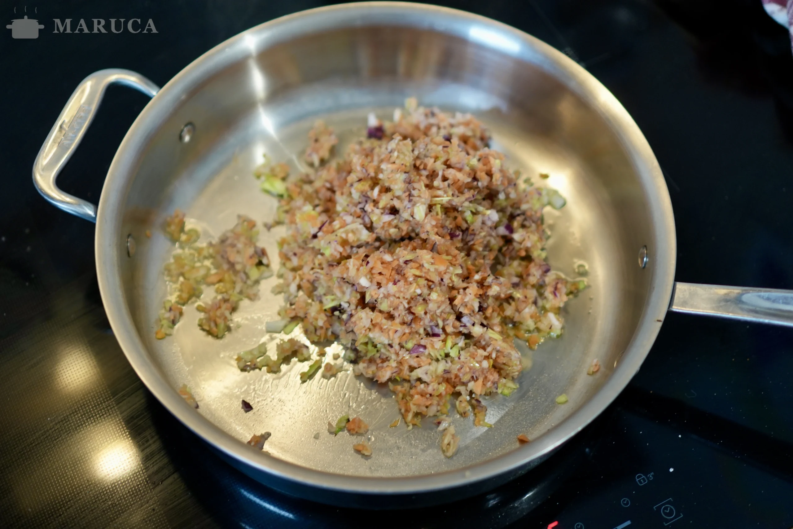 Sofrito de cebolla apio y zanahoria en sartén