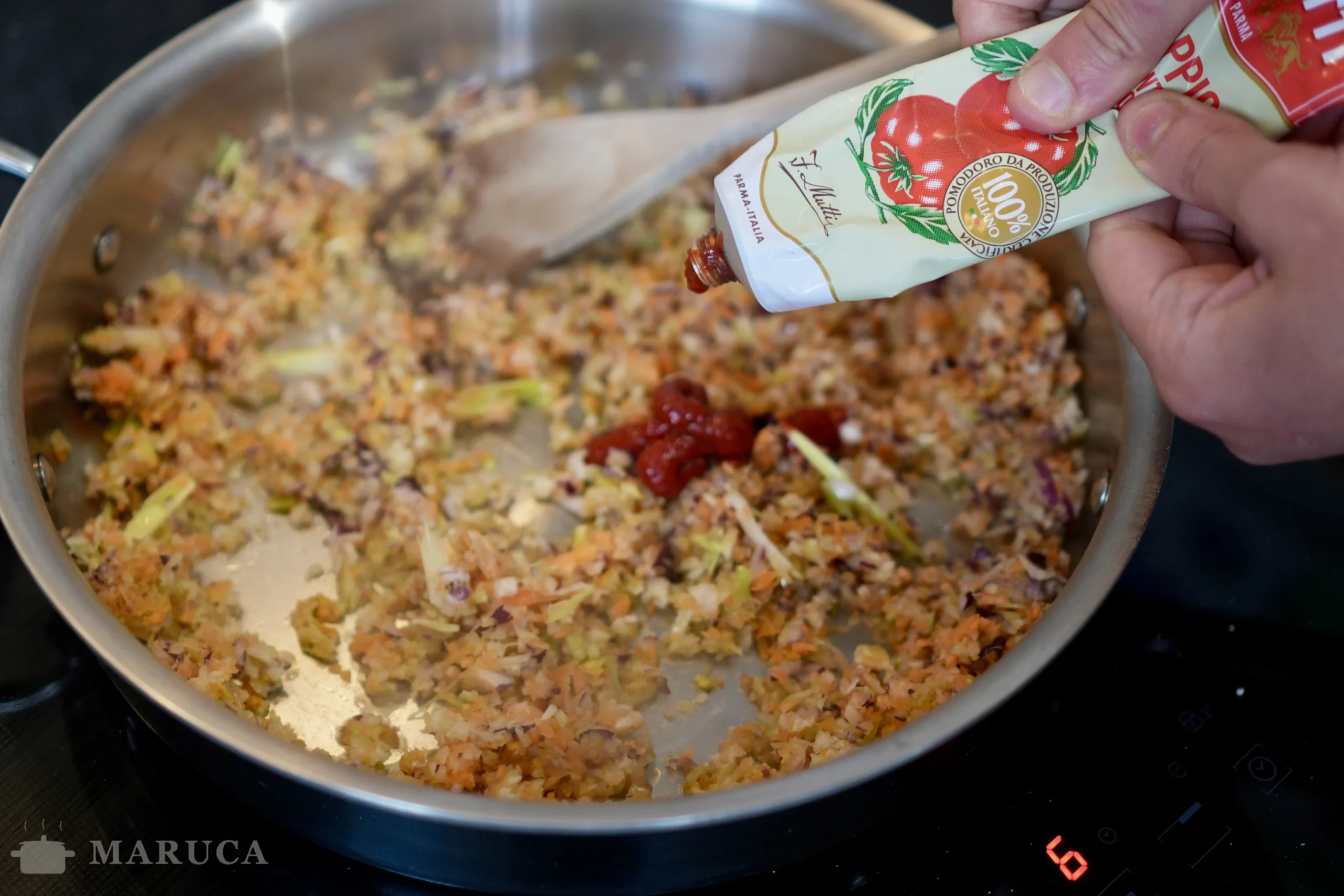 Sofrito cocinando a fuego medio