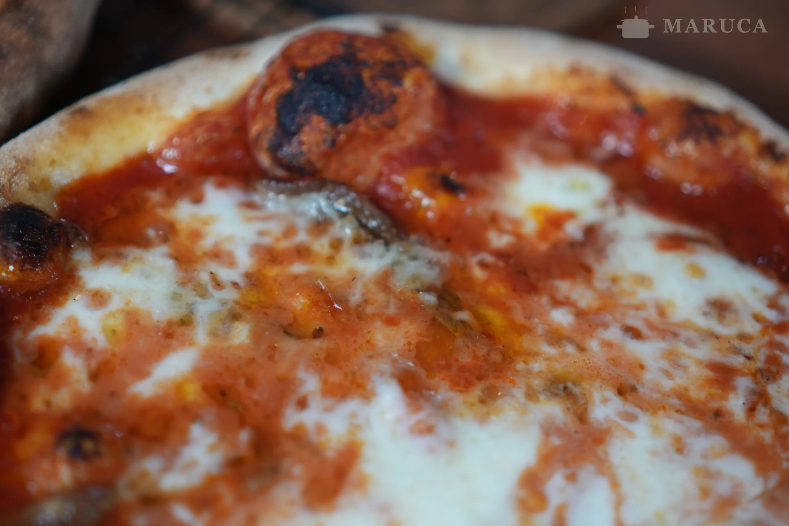 detalle de pizza casera con mozzarella gratinada