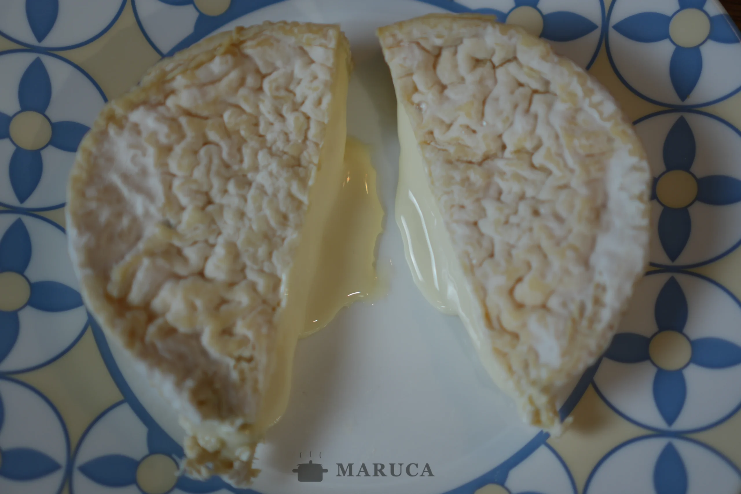 camembert casero partido al medio, interior cremoso y amarillo