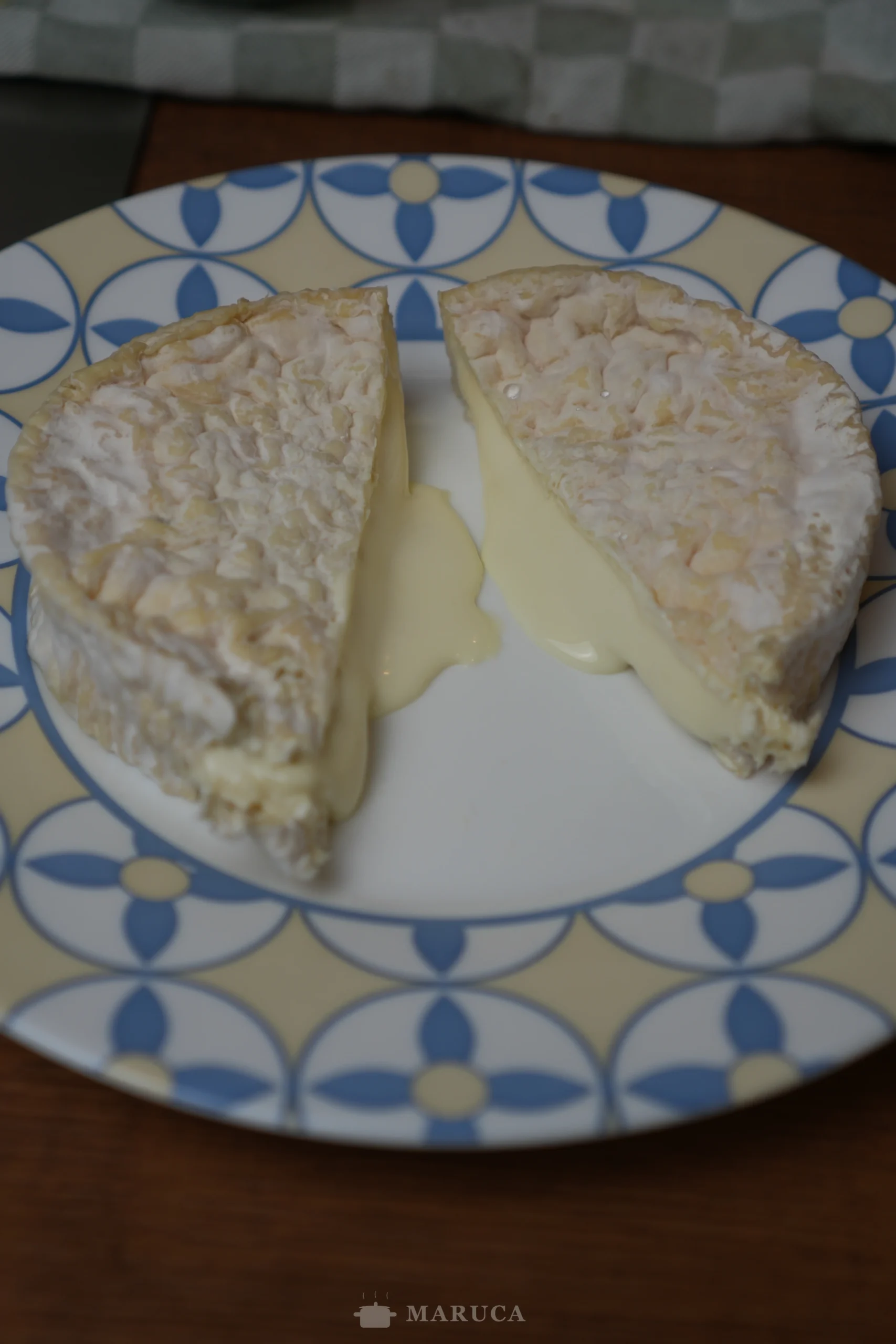 camembert envuelto en masa de hojaldre con jamón, listo para el horno