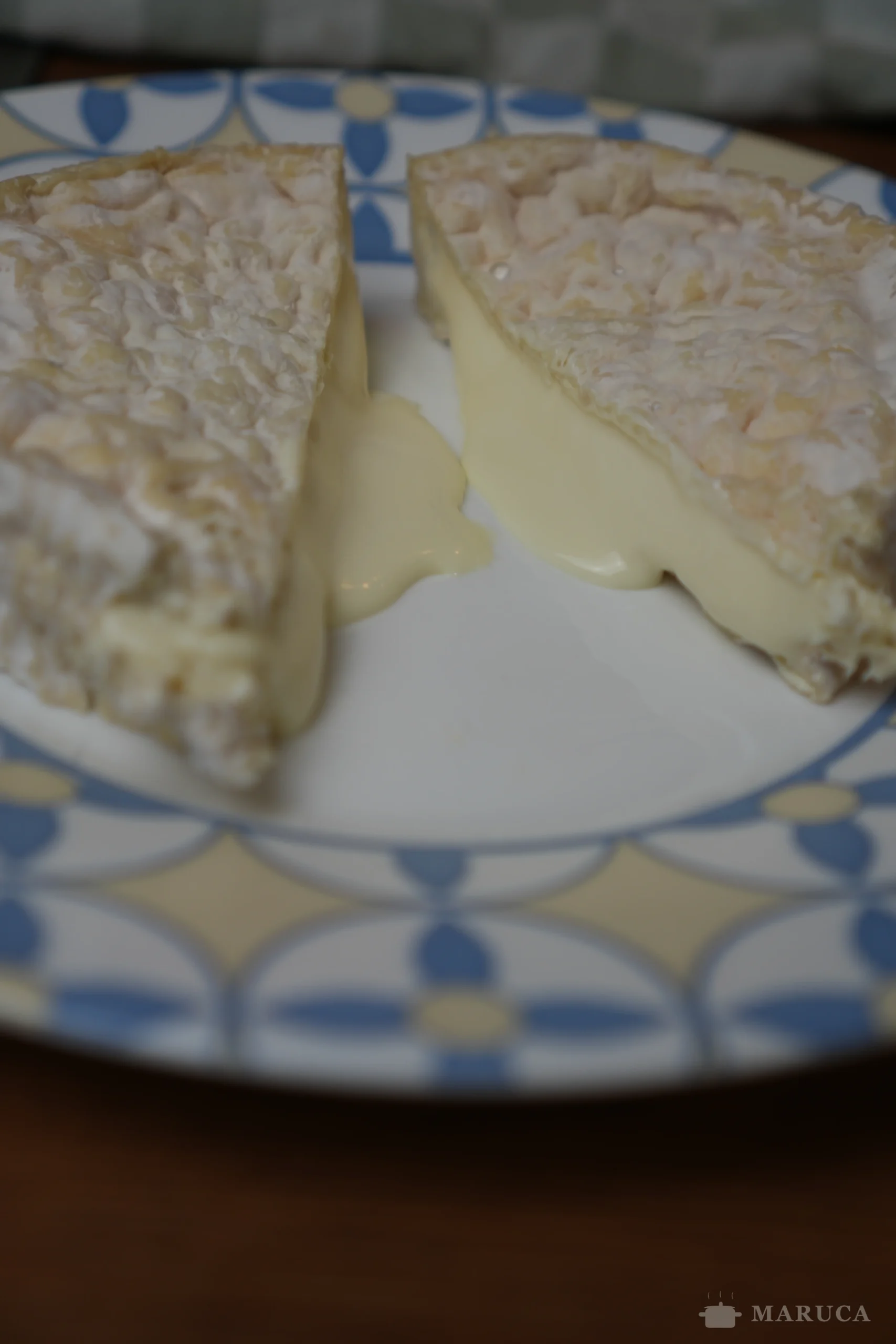 camembert en hojaldre recién salido del horno, dorado y derretido por dentro