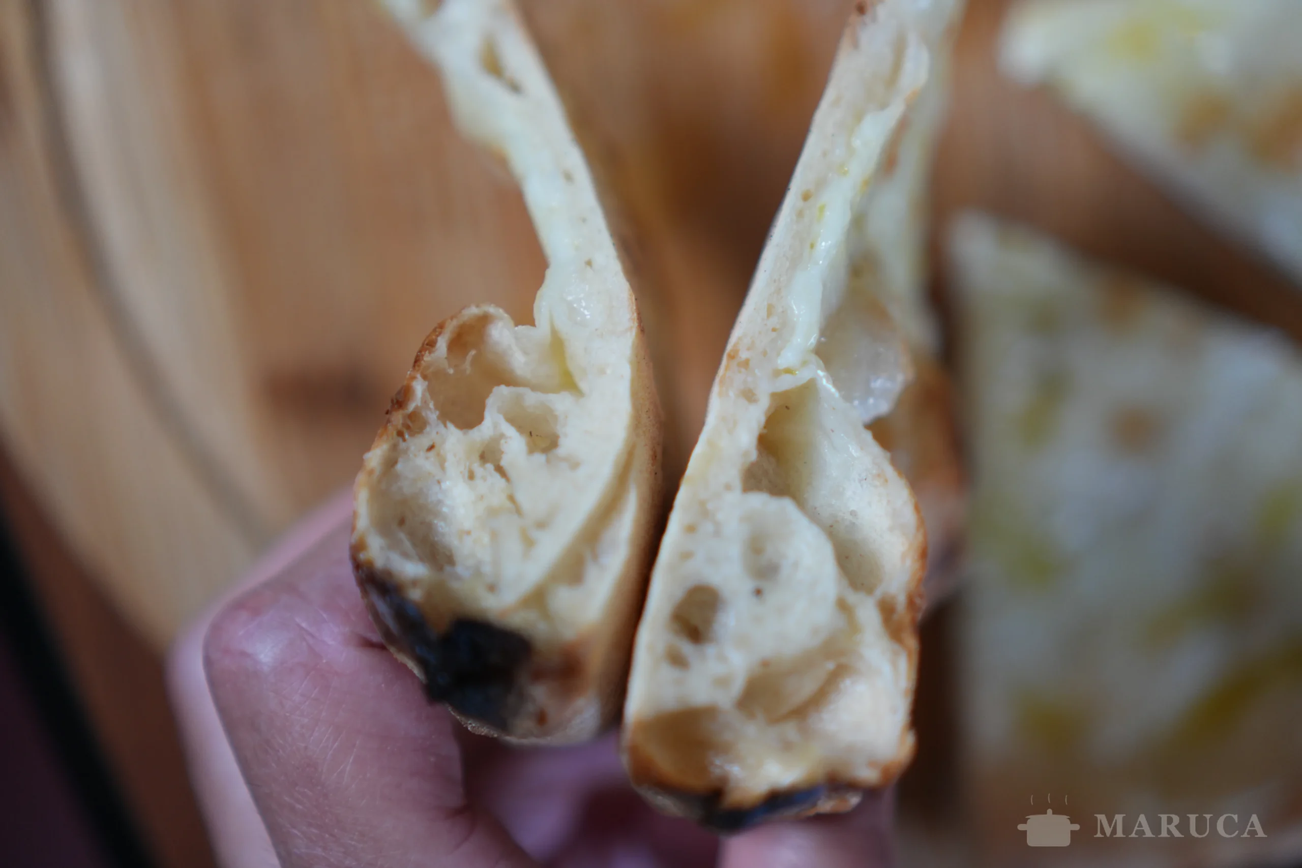cornicione de pizza con burbujas bien desarrolladas