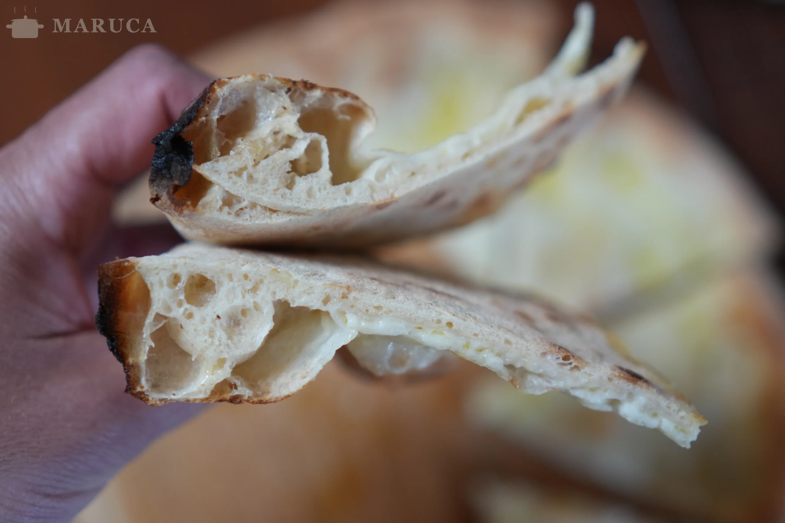 borde de pizza dorado y esponjoso