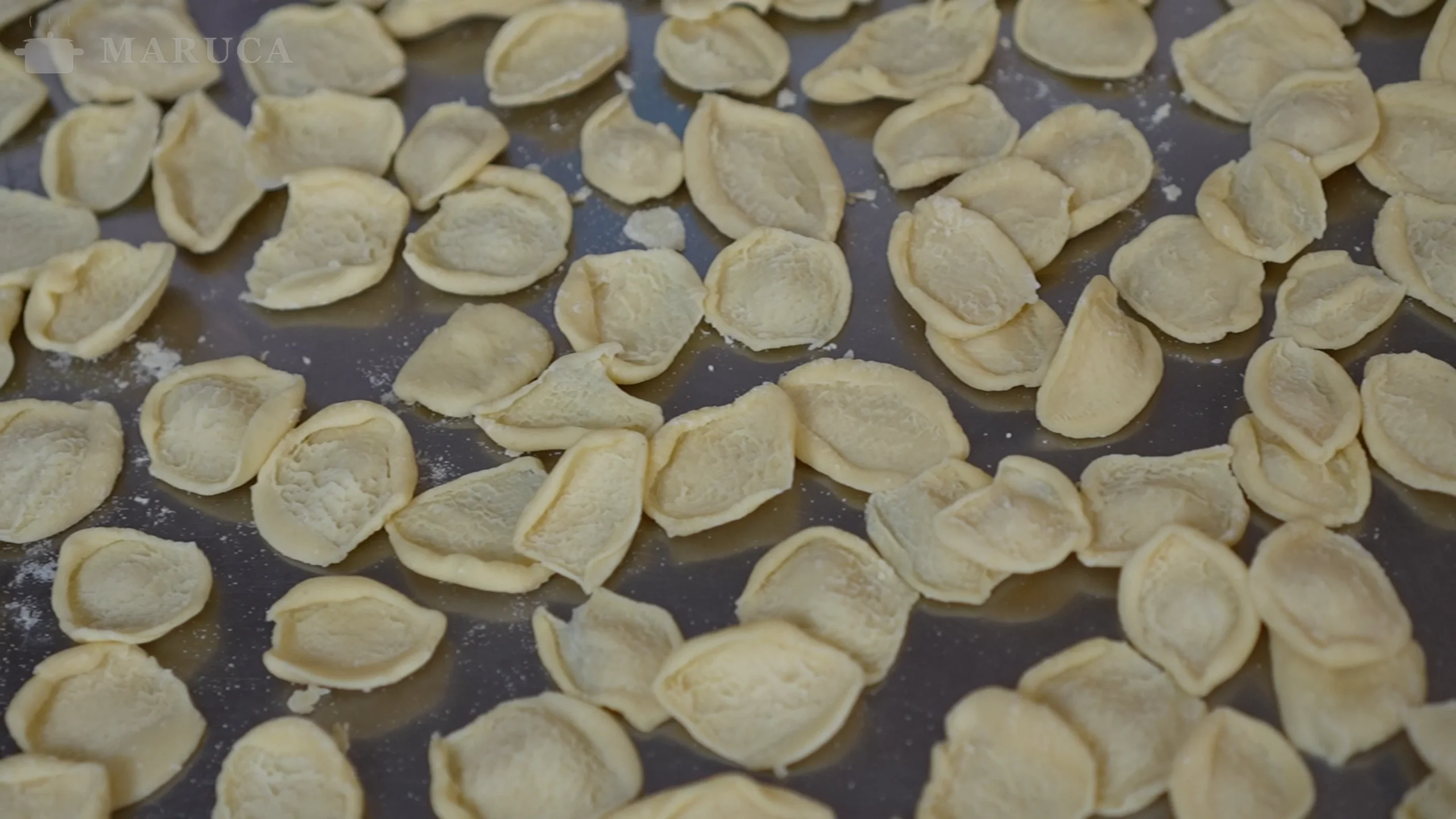 Orecchiette caseras formadas sobre la mesada