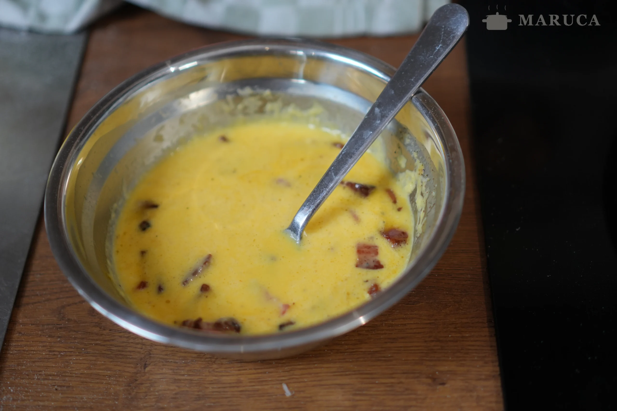 Panceta mezclada con huevo batido y crema
