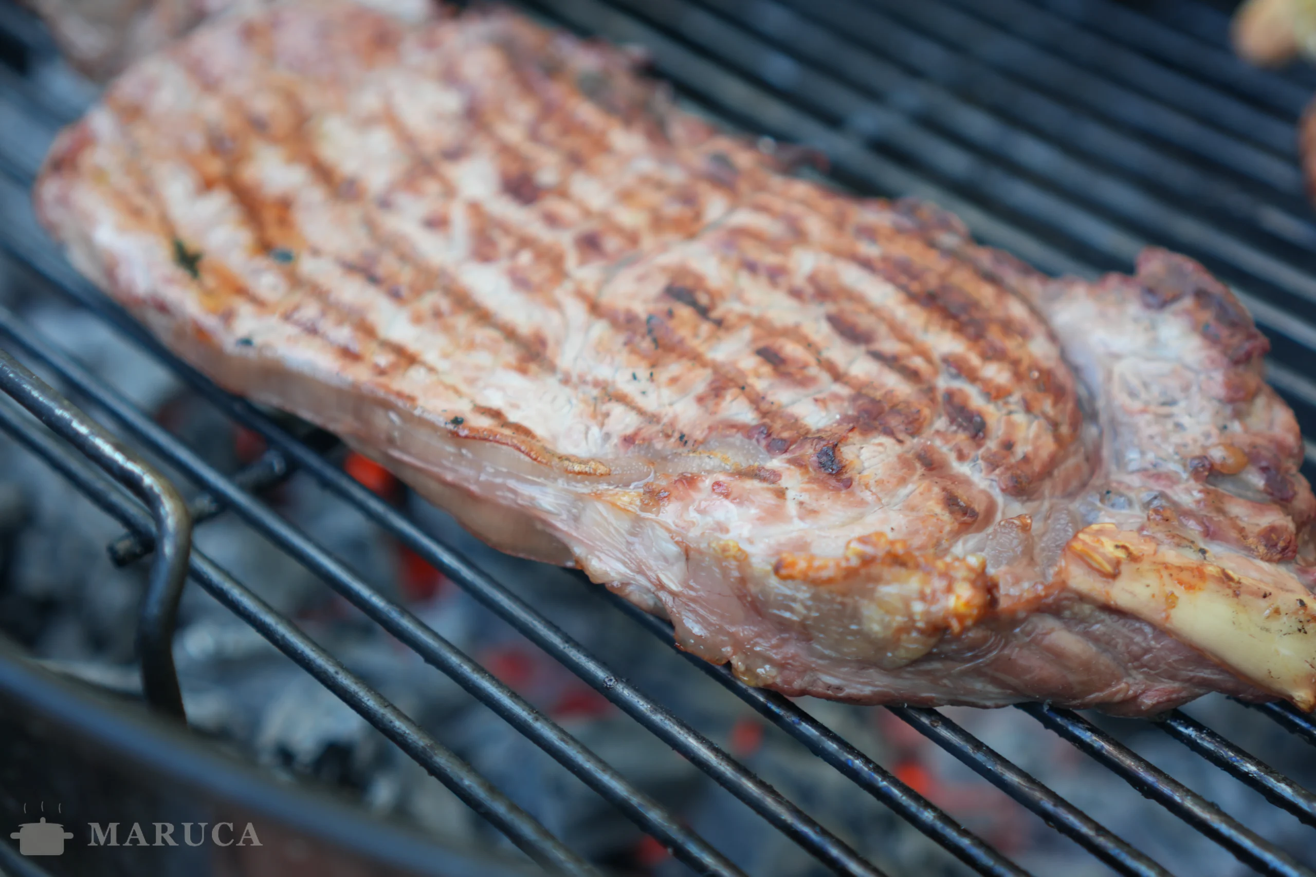 carne asándose lentamente sobre las brasas