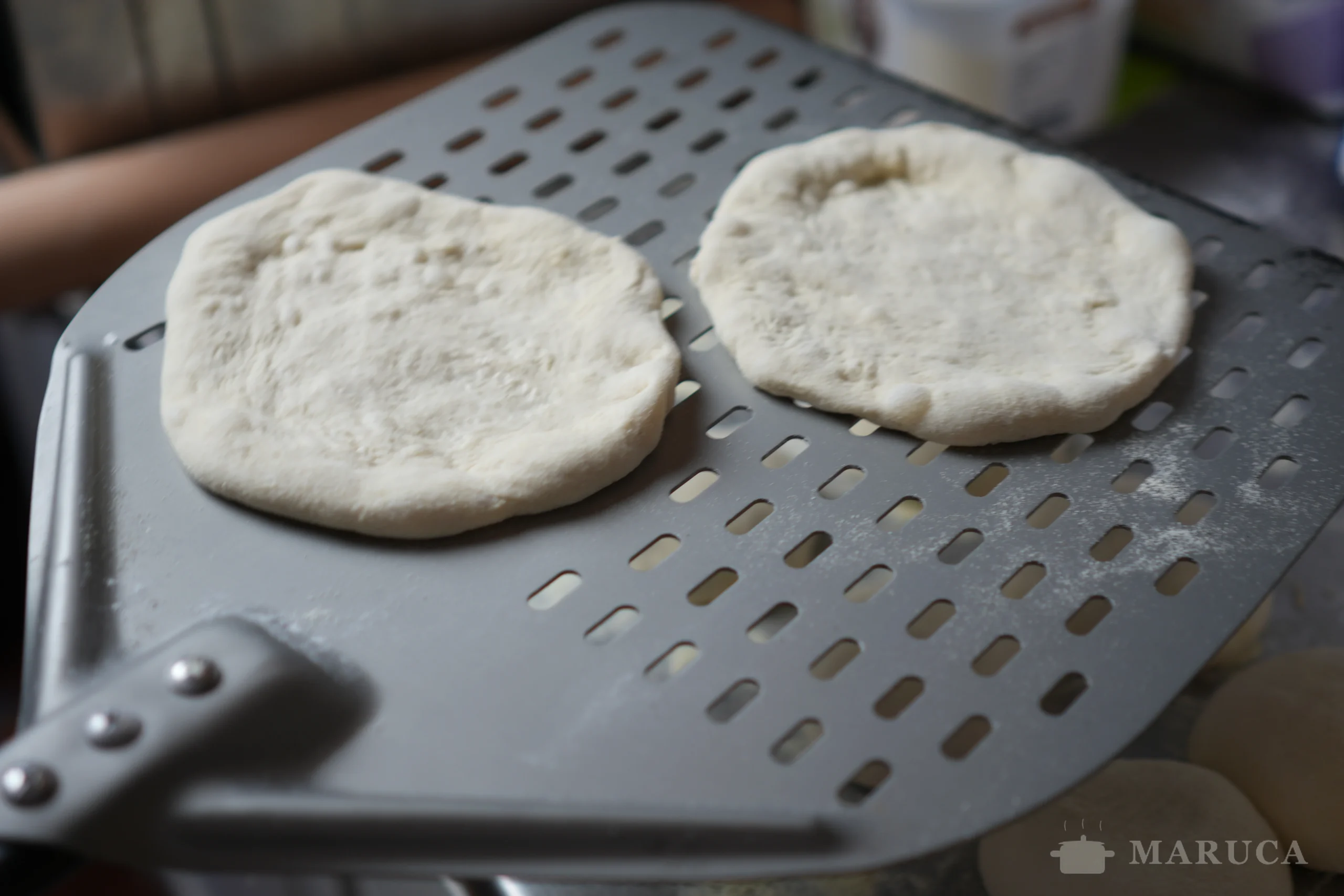panes de pizza caseros recién salidos del horno