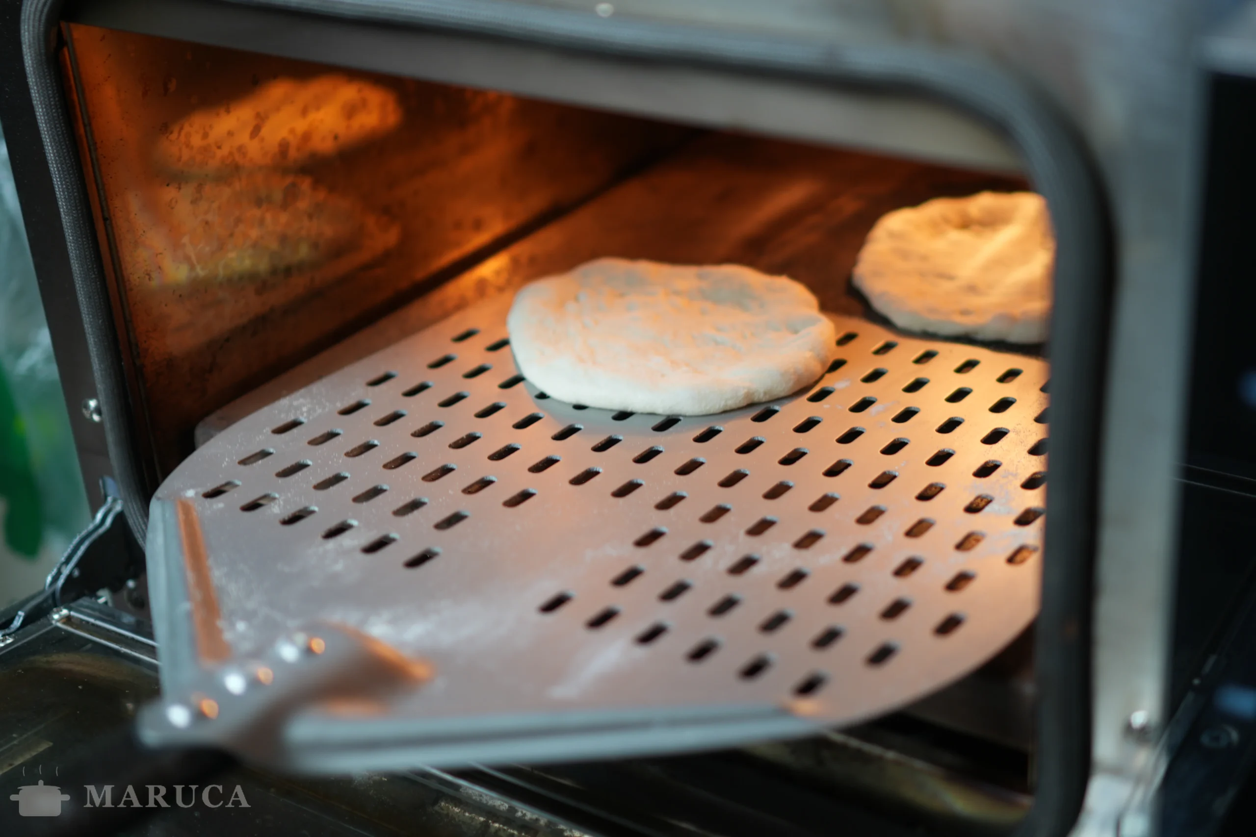 panes de pizza inflados dorados verticales