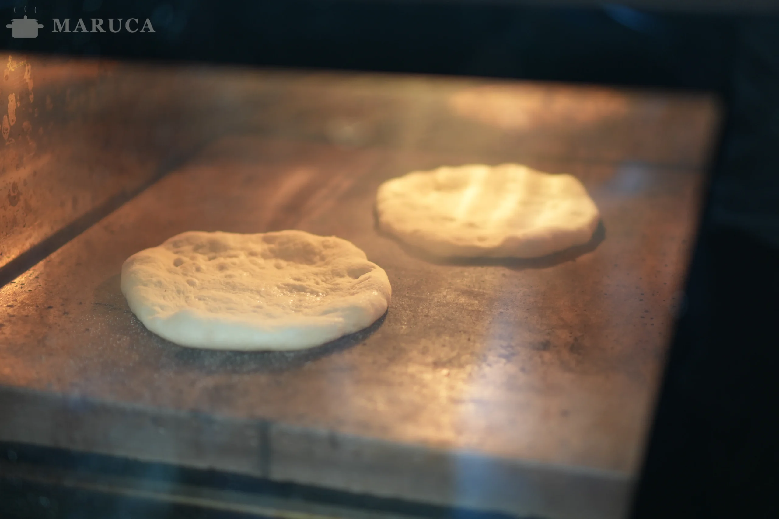 bollitos de pizza abiertos mostrando el interior