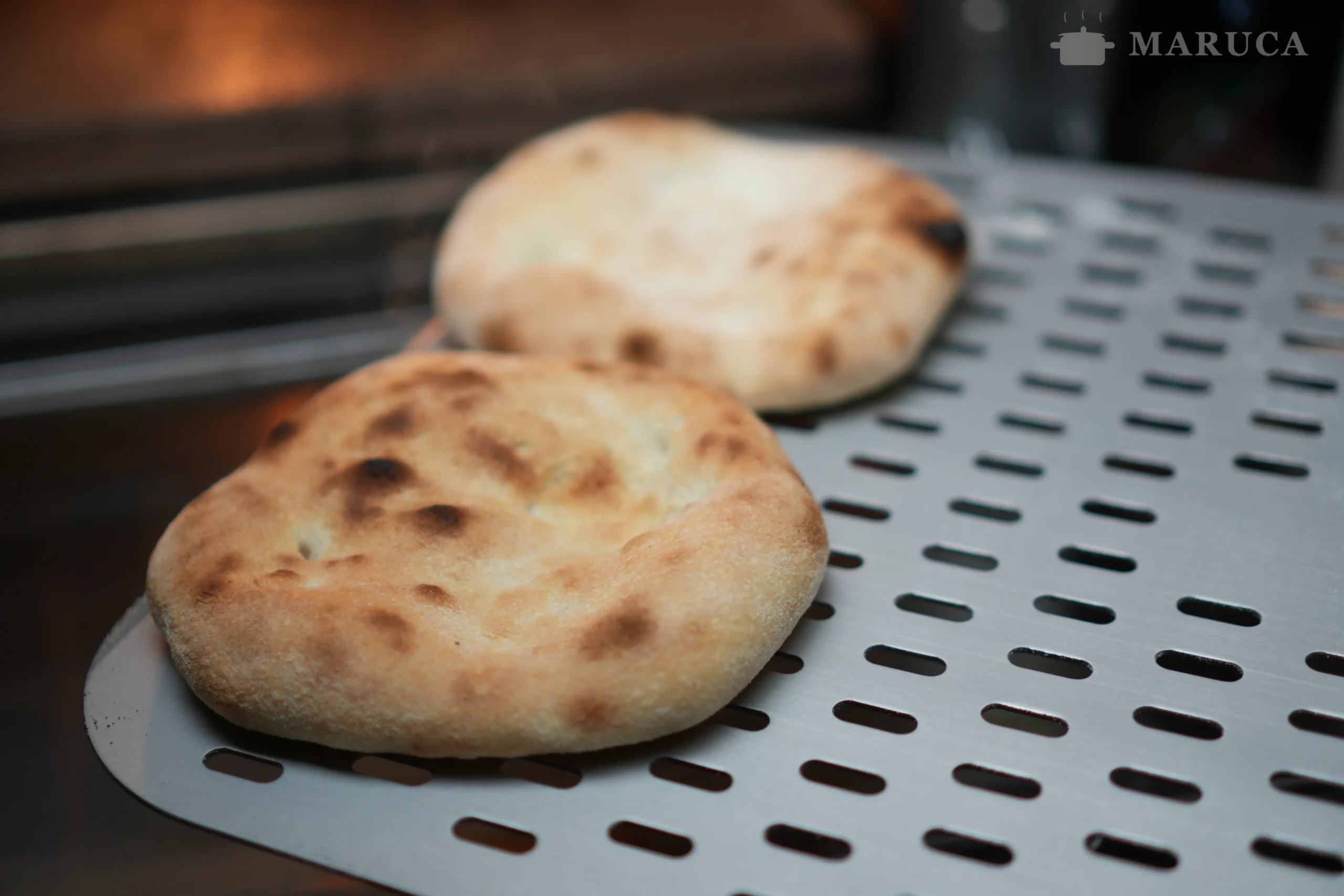 detalle de pan de pizza recién horneado