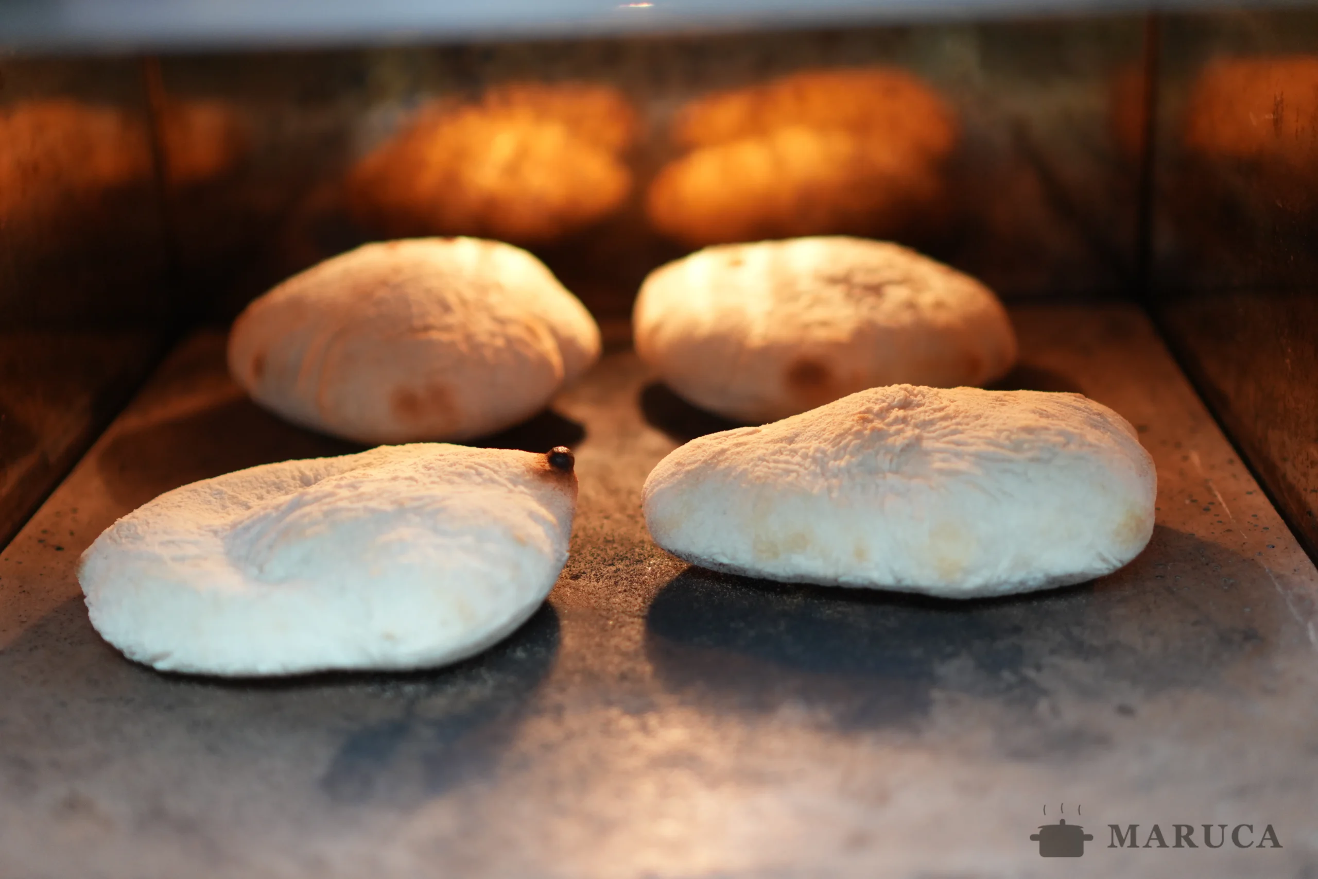 panes de pizza caseros en bandeja del horno