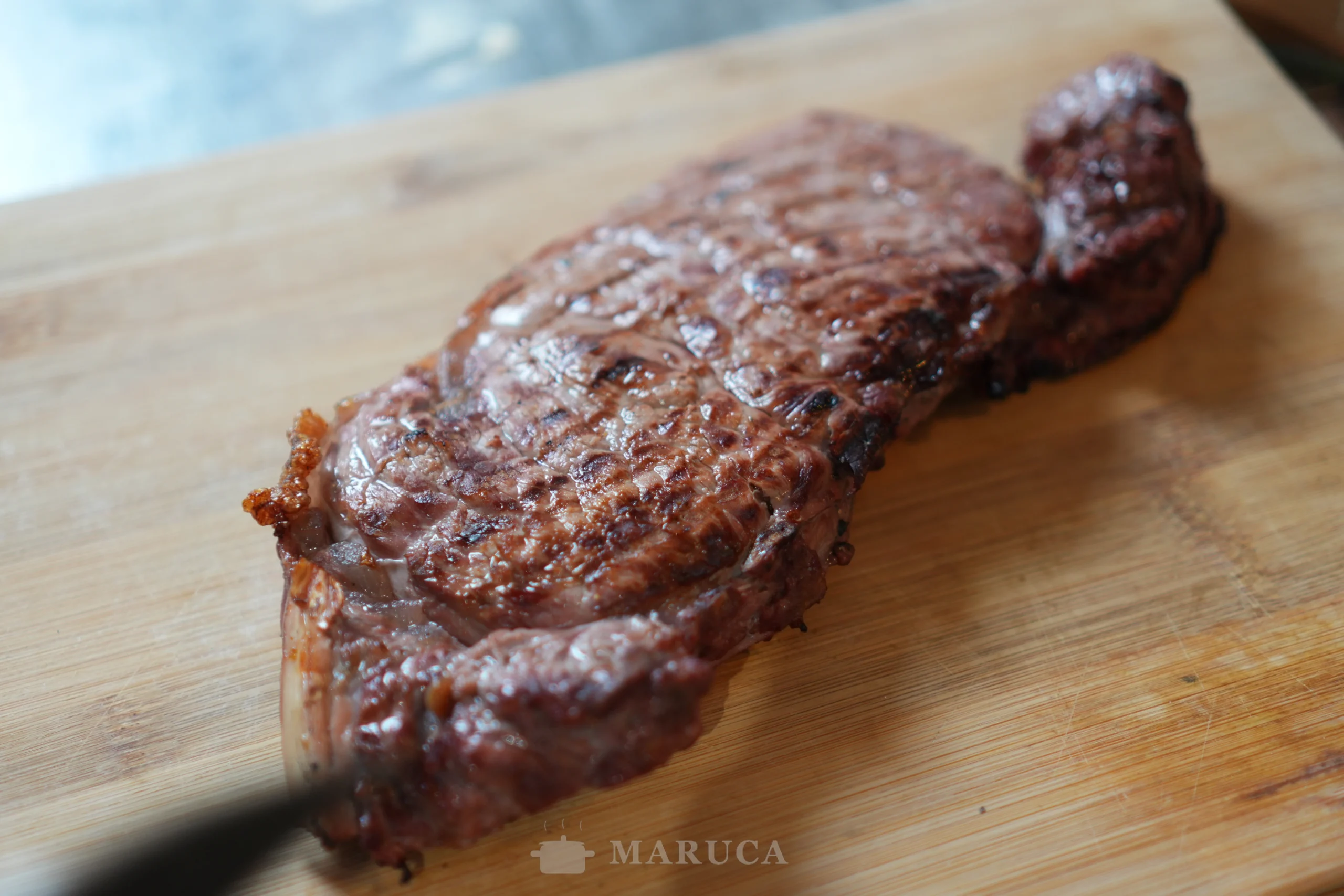 bife angosto en la parrilla con costra dorada