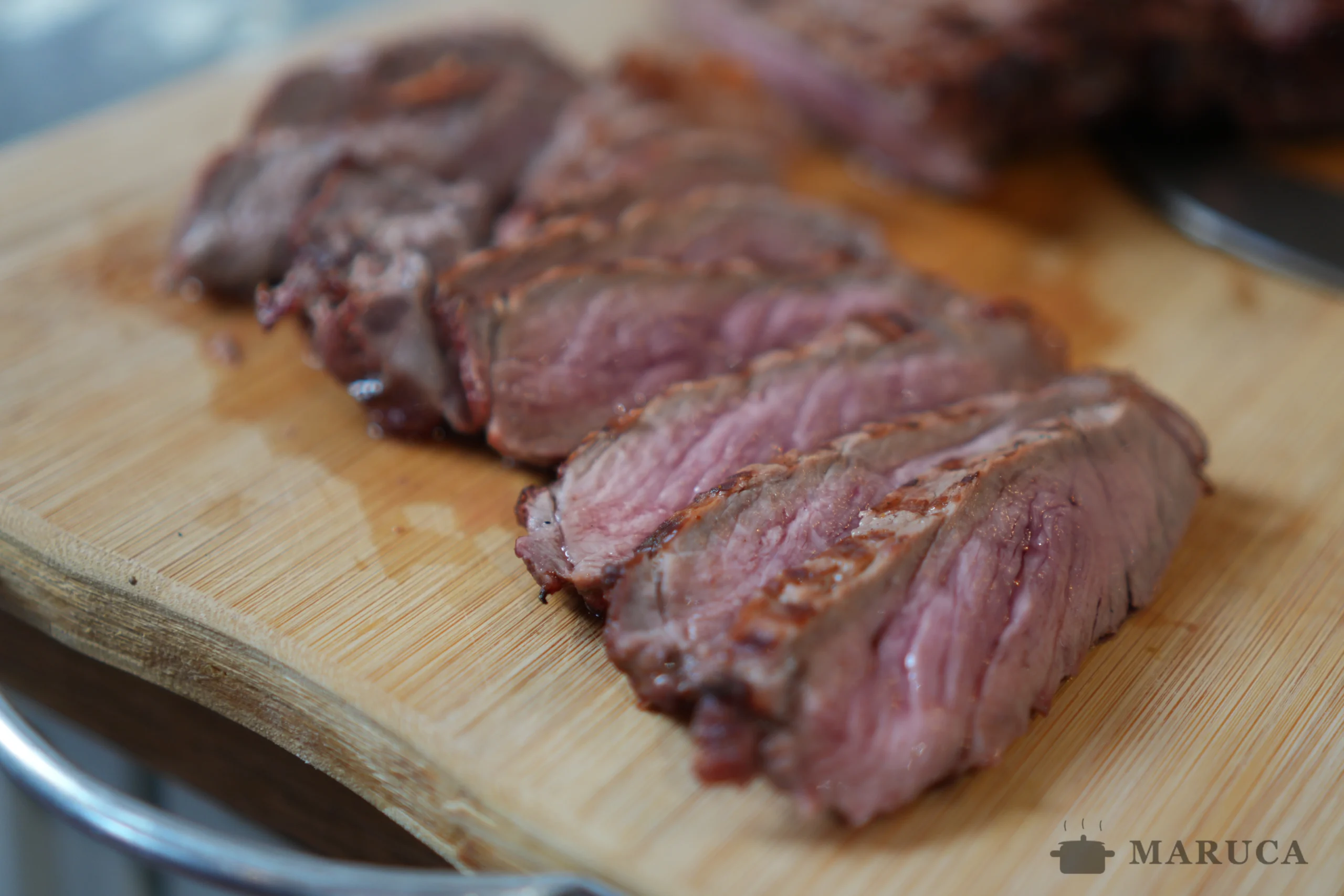 tajadas de bife angosto cortadas en tabla