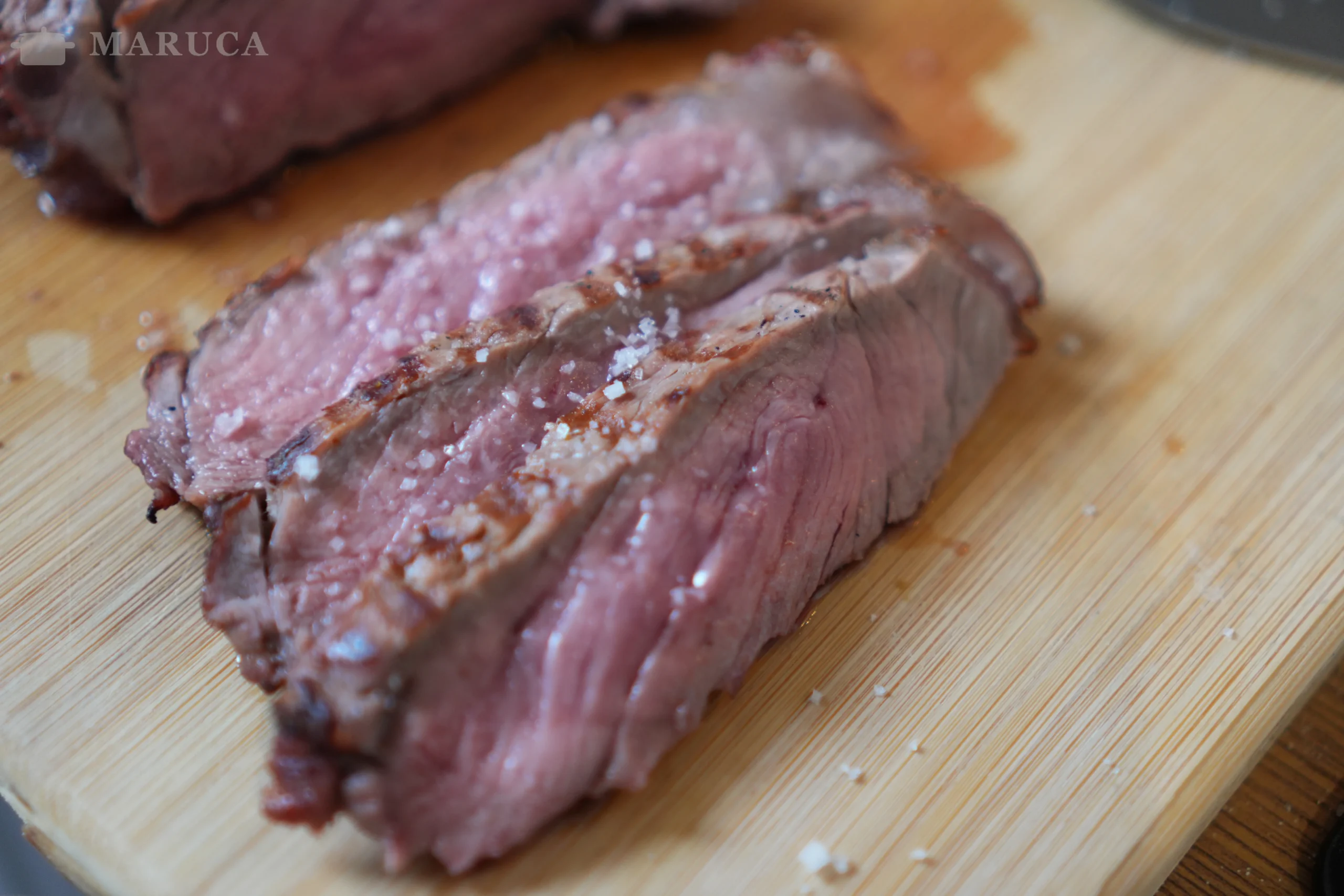 carne asada servida en tabla de madera