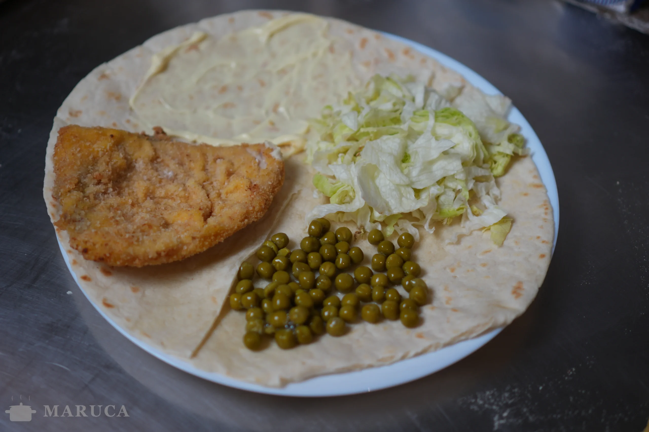 Wrap de pescado frito, mayo, lechuga y arvejas