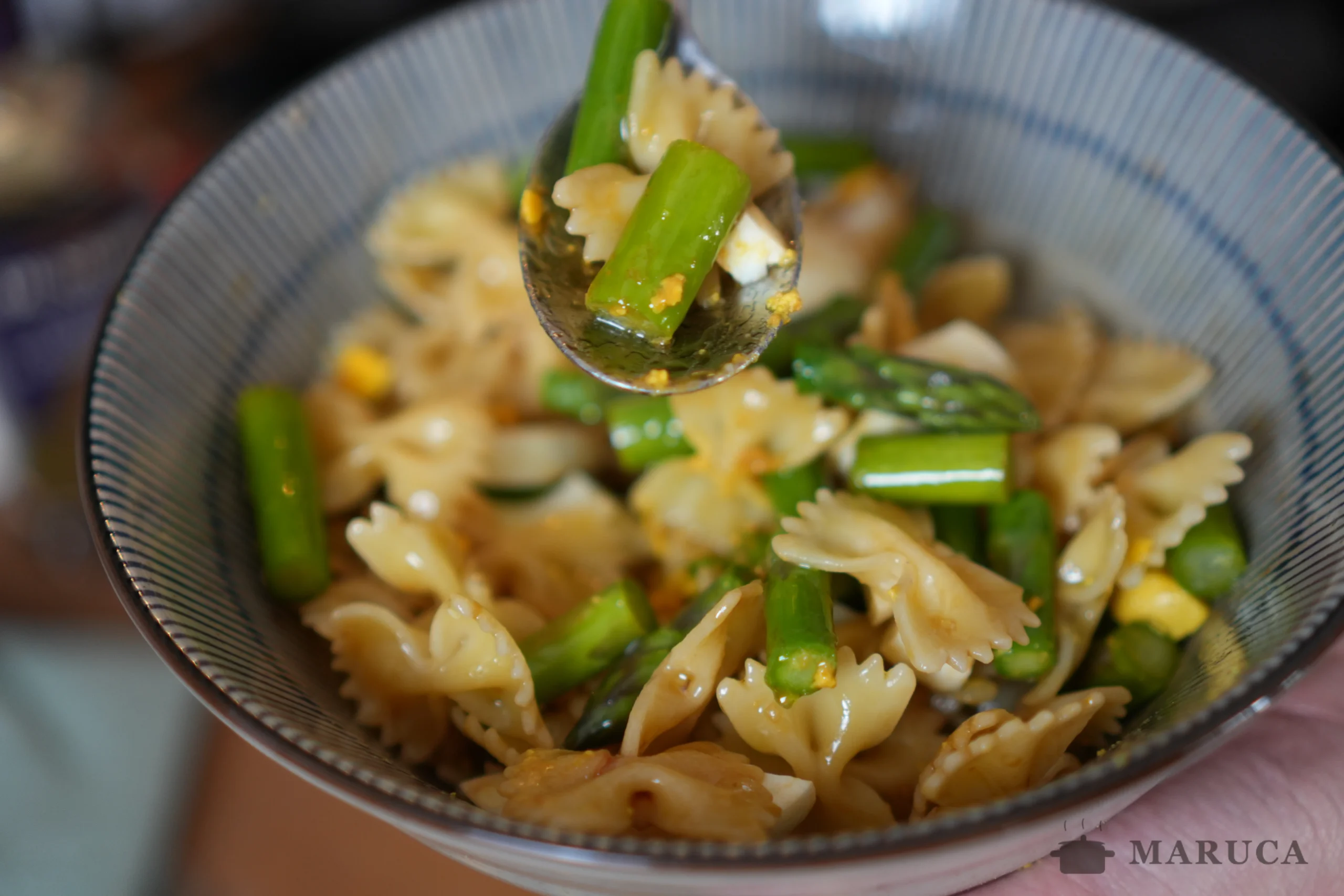 Ensalada de pasta con esparragos y huevo: una receta fresca y sencilla
