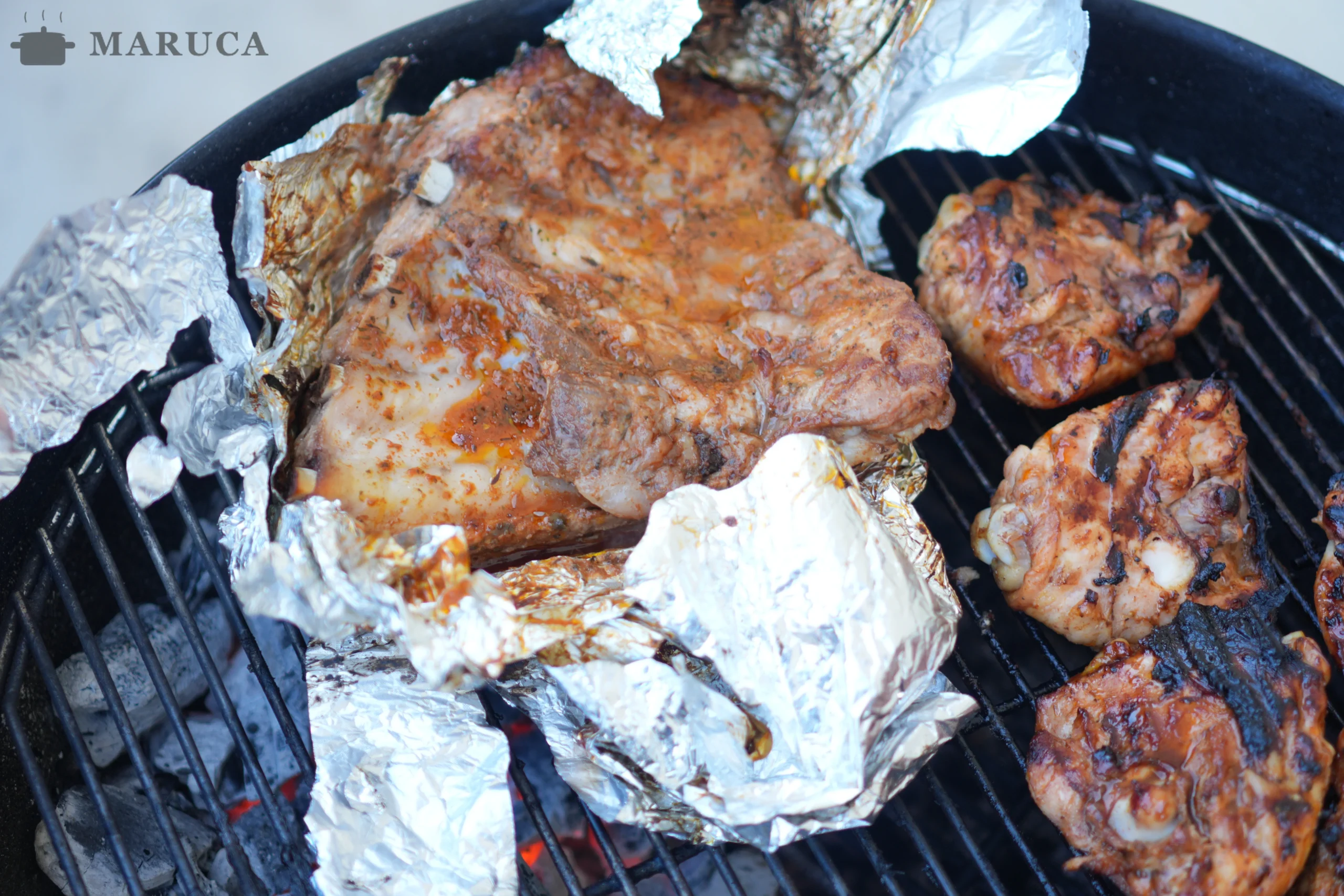 costillas de cerdo saliendo del papel aluminio en la parrilla