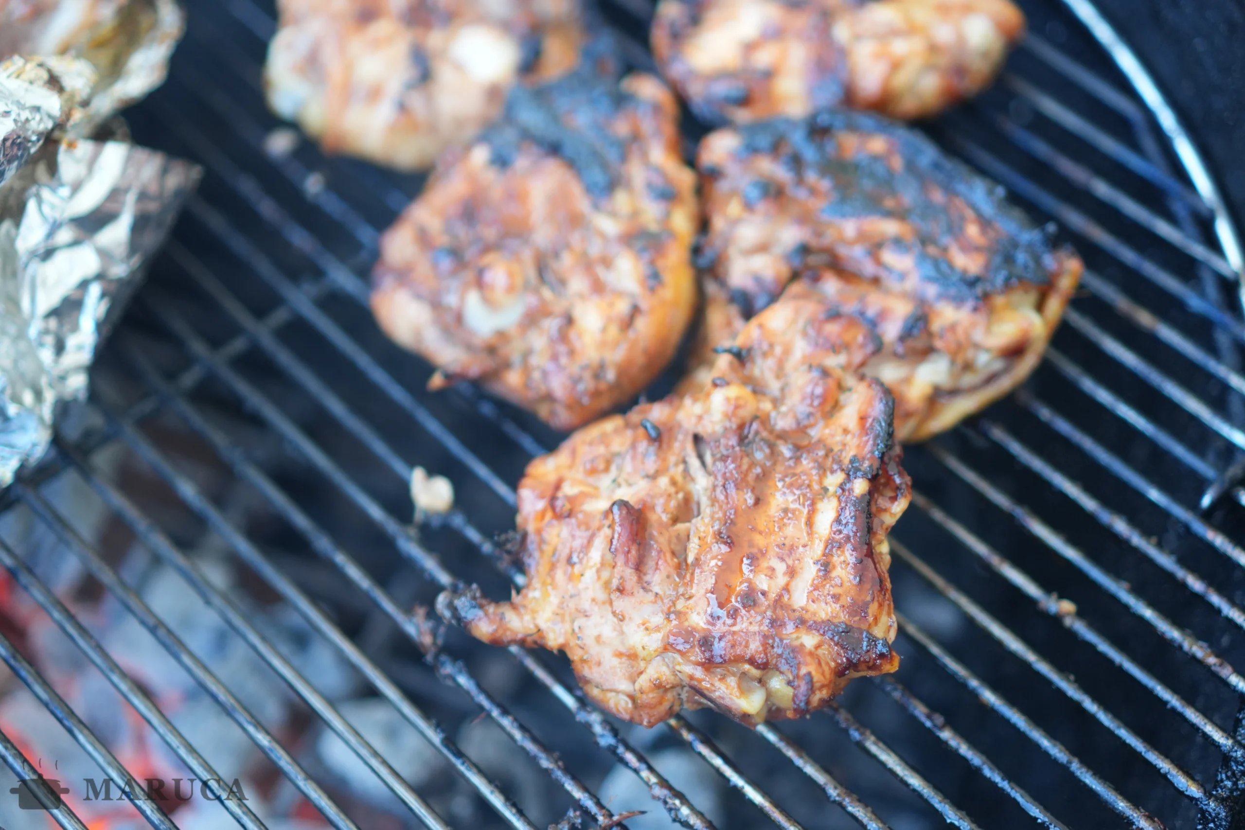 costillas de cerdo tomando color en la parrilla