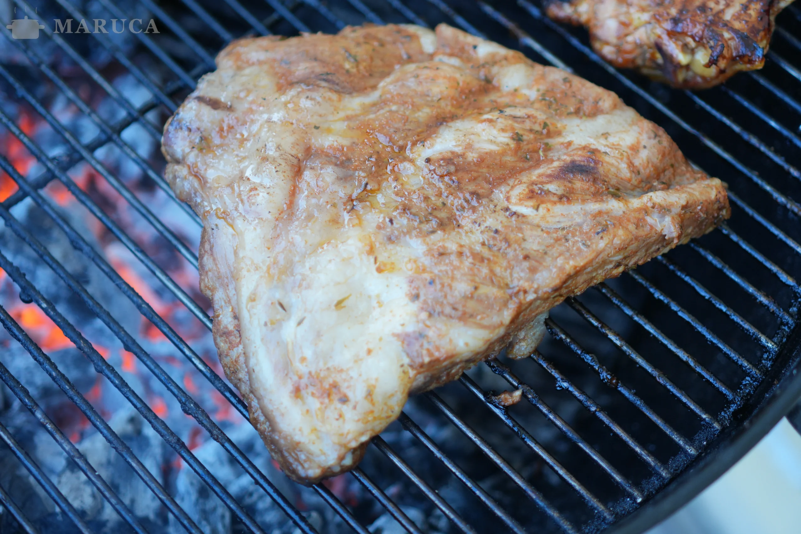 costillas de cerdo doradas sobre las brasas