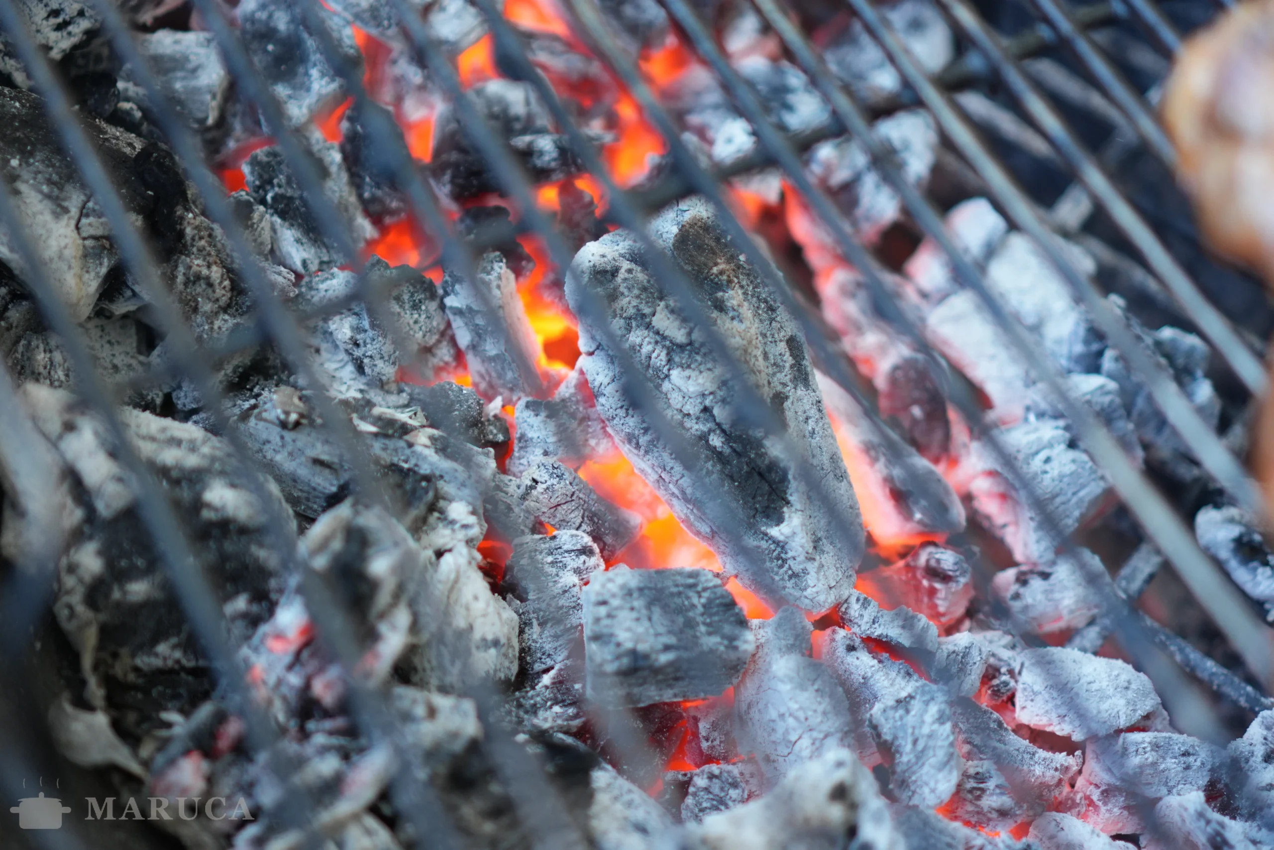 brasas rojas brillando en la parrilla argentina