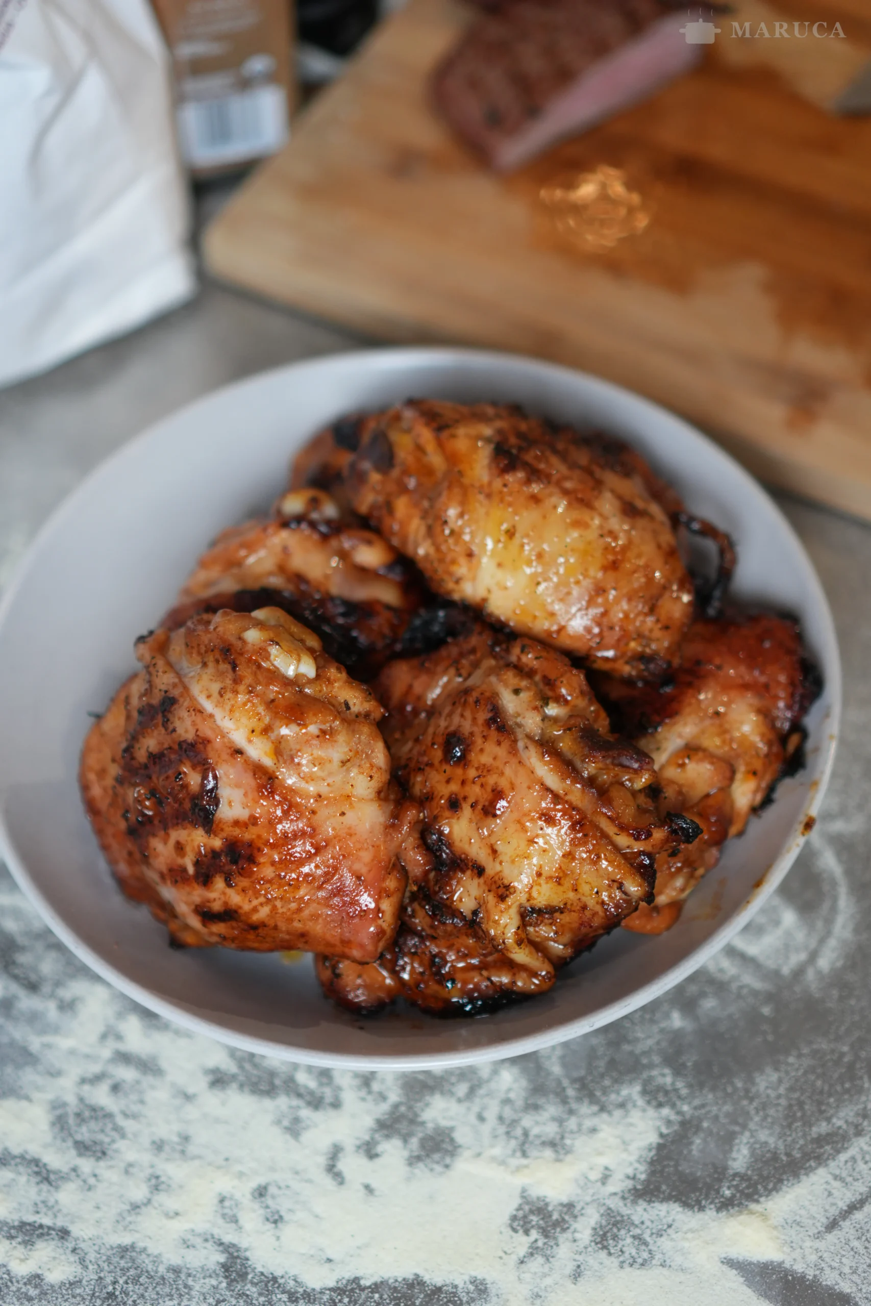 muslos de pollo marinados dorados en la parrilla
