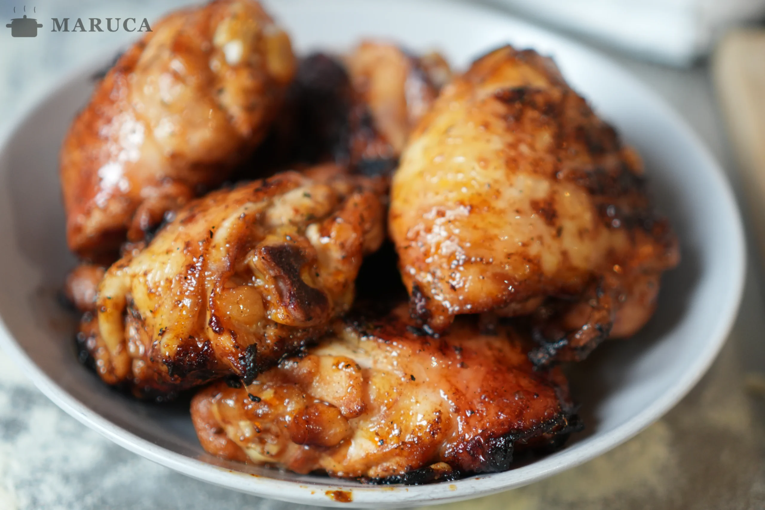 pollo asado jugoso listo para sacar de la parrilla