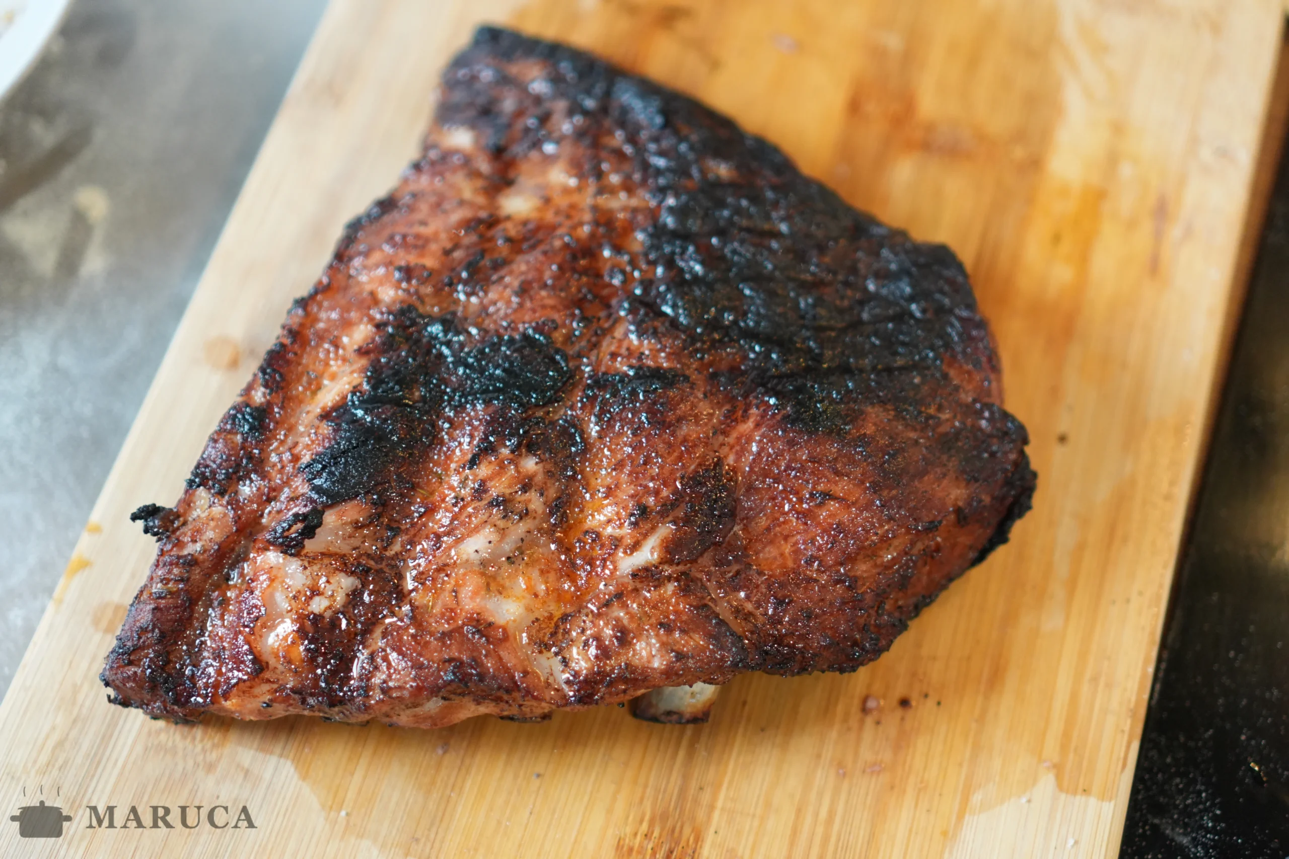 costillas de cerdo en tabla para servir