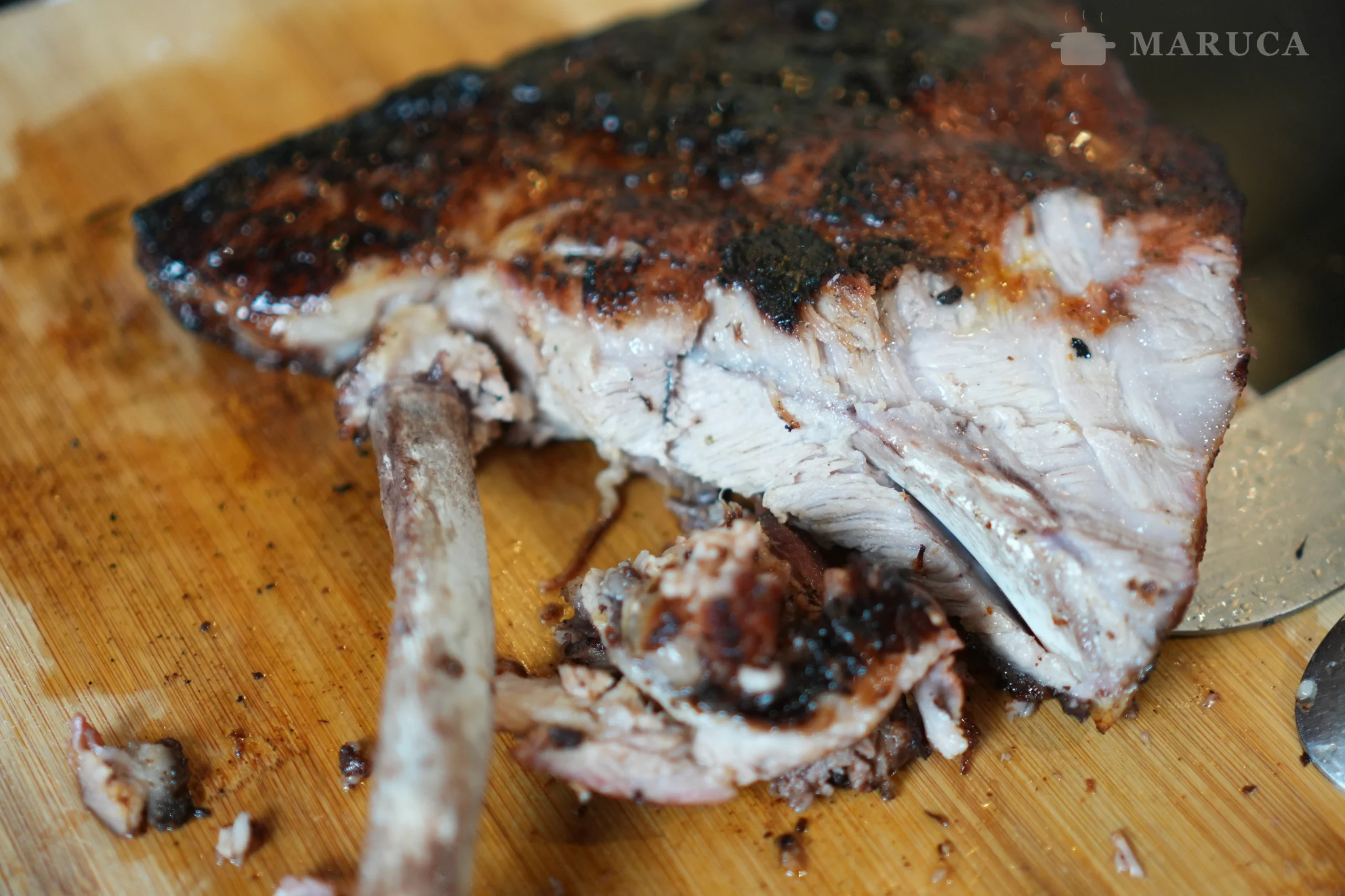 costillas de cerdo cortadas mostrando la cocción