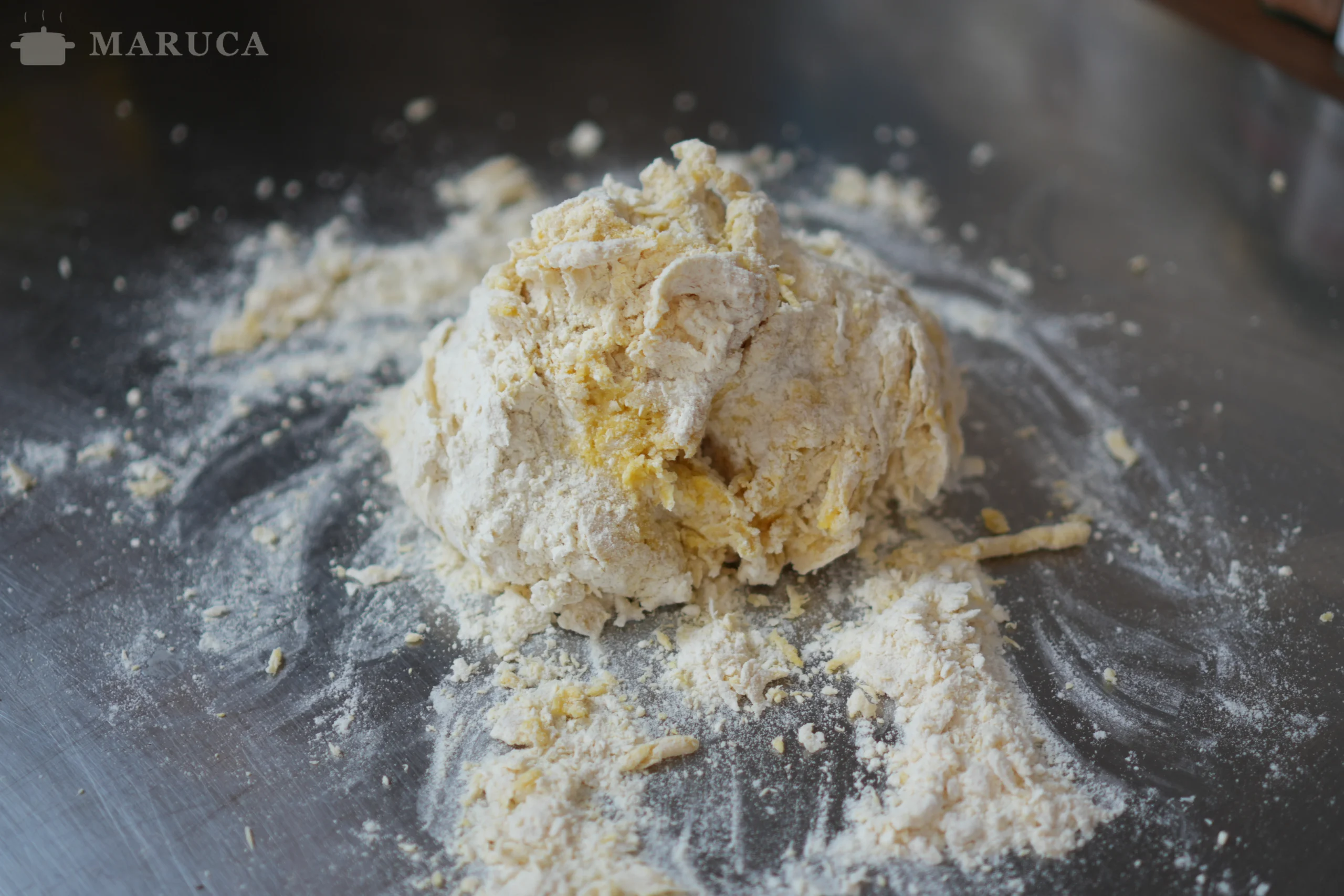 masa para tortelli en proceso de amasado