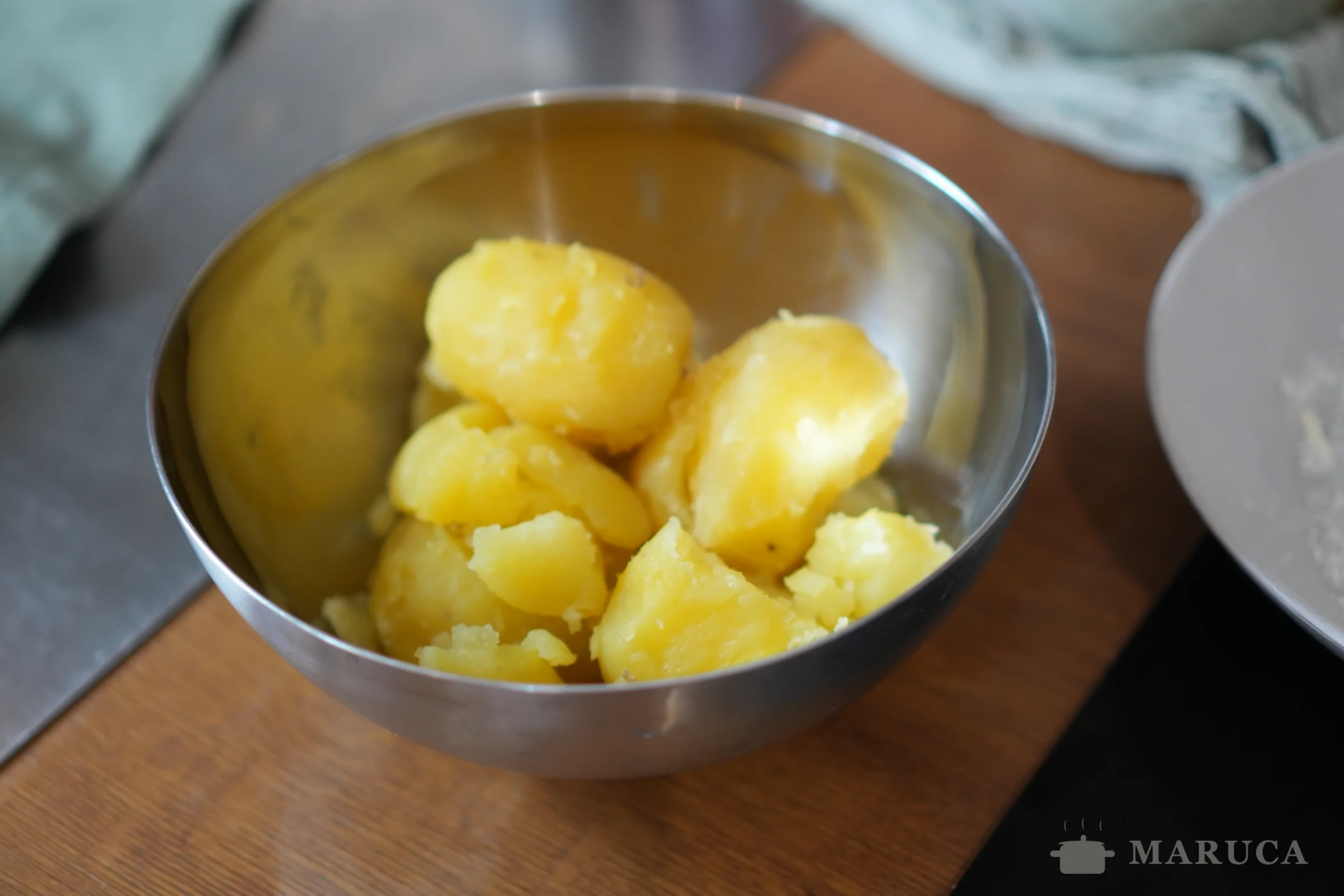 papas peladas listas para pisar con manteca y Parmigiano