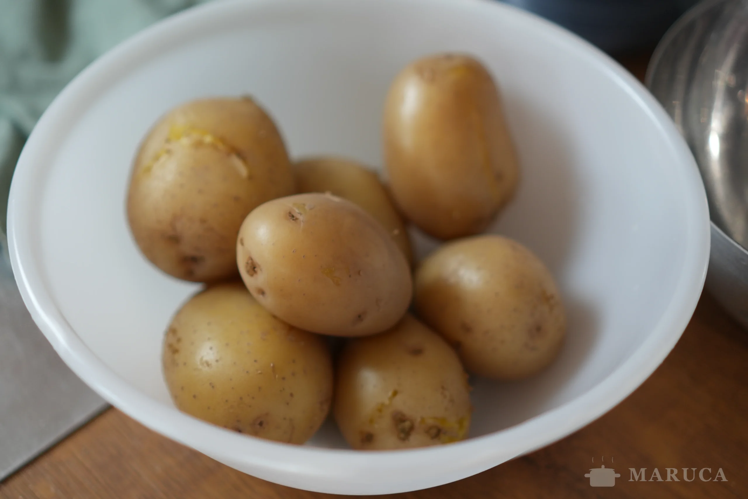 pelando papas calientes para el relleno de tortelli