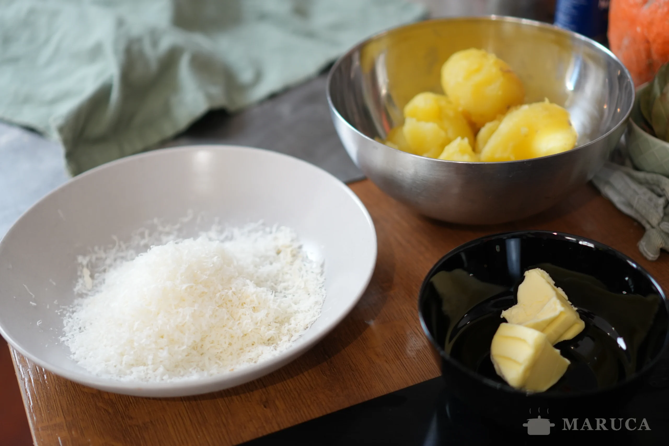 pisando las papas calientes con manteca para el relleno