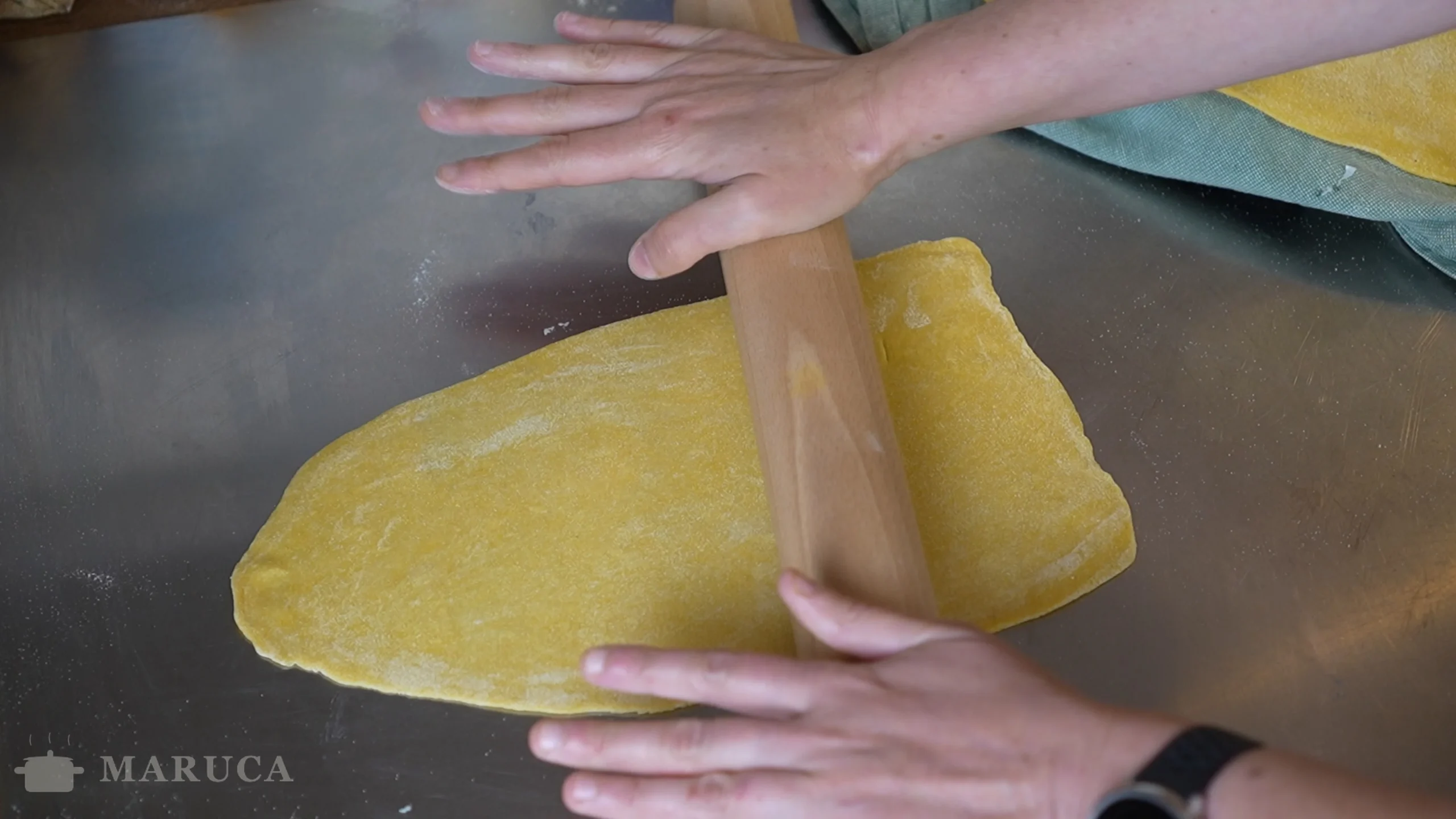 poniendo montoncitos de relleno sobre la masa estirada