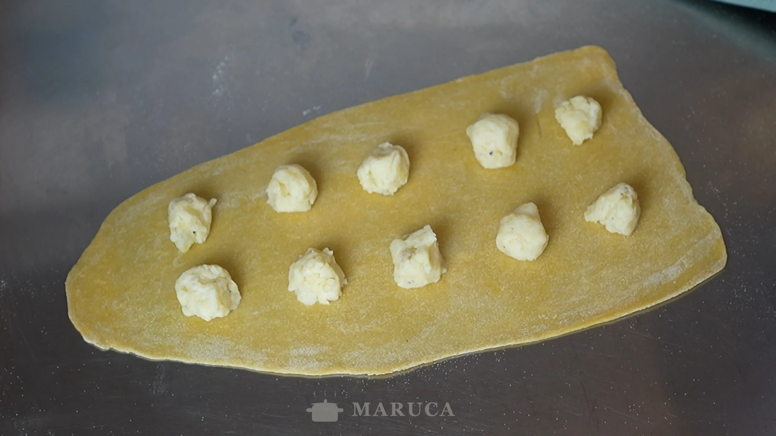 cubriendo el relleno con la segunda tira de masa